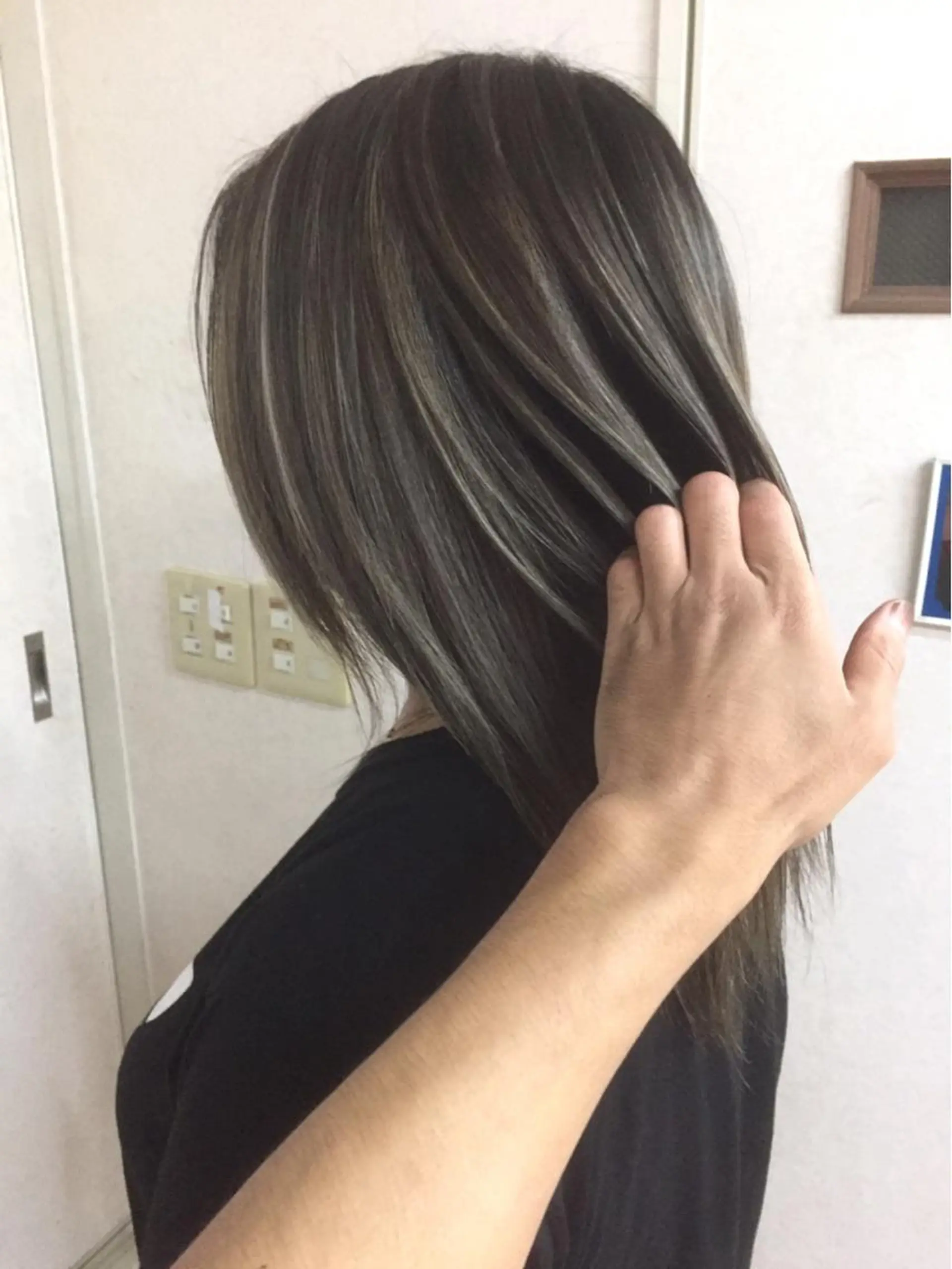 セミロング カラー ヘアアレンジ グレージュ ハイライトカラー シルバー シルバーグレージュ 外国人風カラー ヘアカラー 三輪 太一のヘアスタイル
