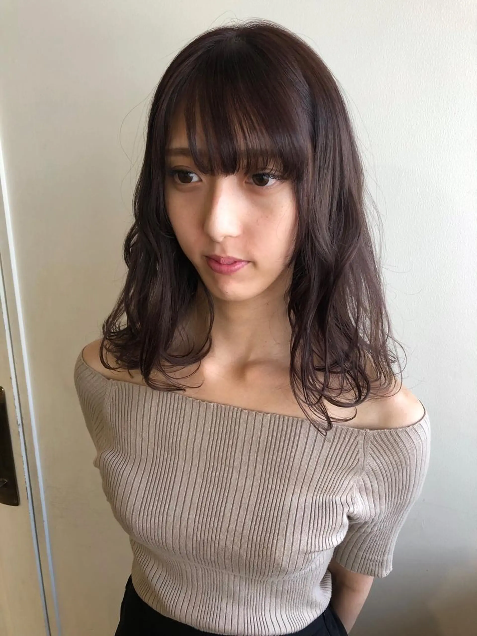 セミロング カラー ヘアアレンジ MIOベージュカラー 柔らかいカラーのヘアスタイル