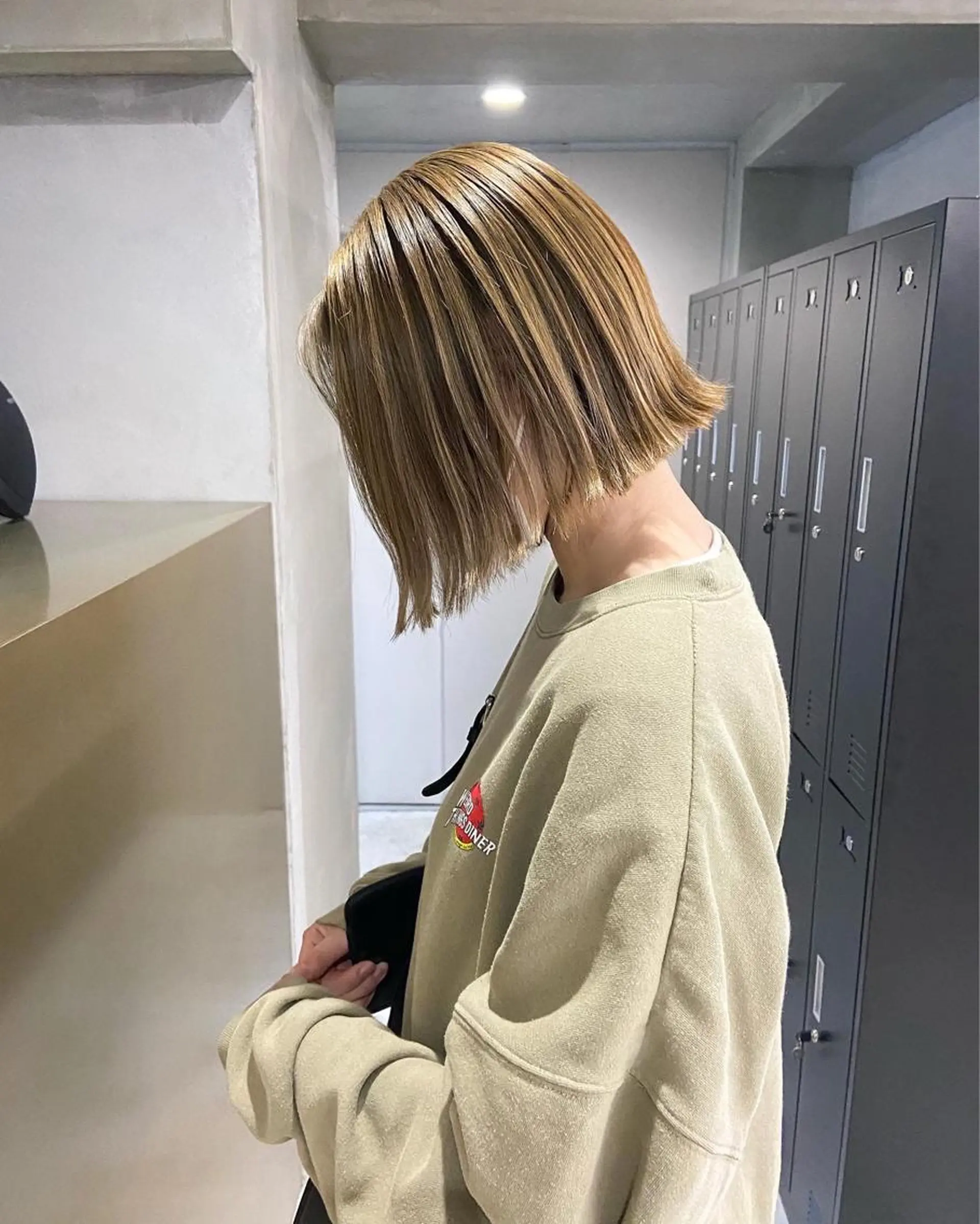 ミディアム カット yuna/ボブカット /ハイトーンカラーのヘアスタイル