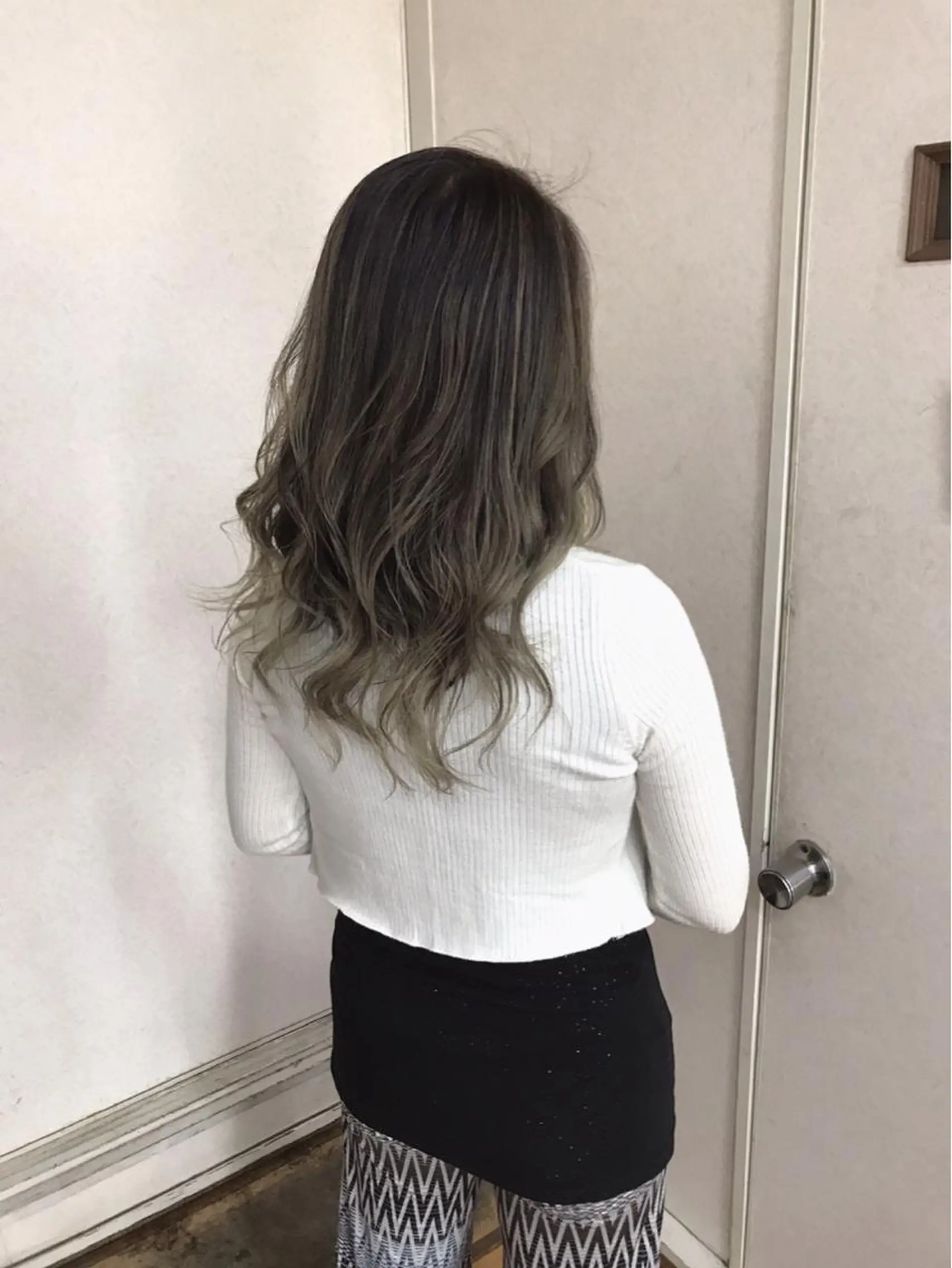 ロング カラー ヘアアレンジ アッシュ アッシュグレー アッシュグレージュ バレイヤージュ グラデーションカラー ヘアカラー 三輪 太一のヘアスタイル