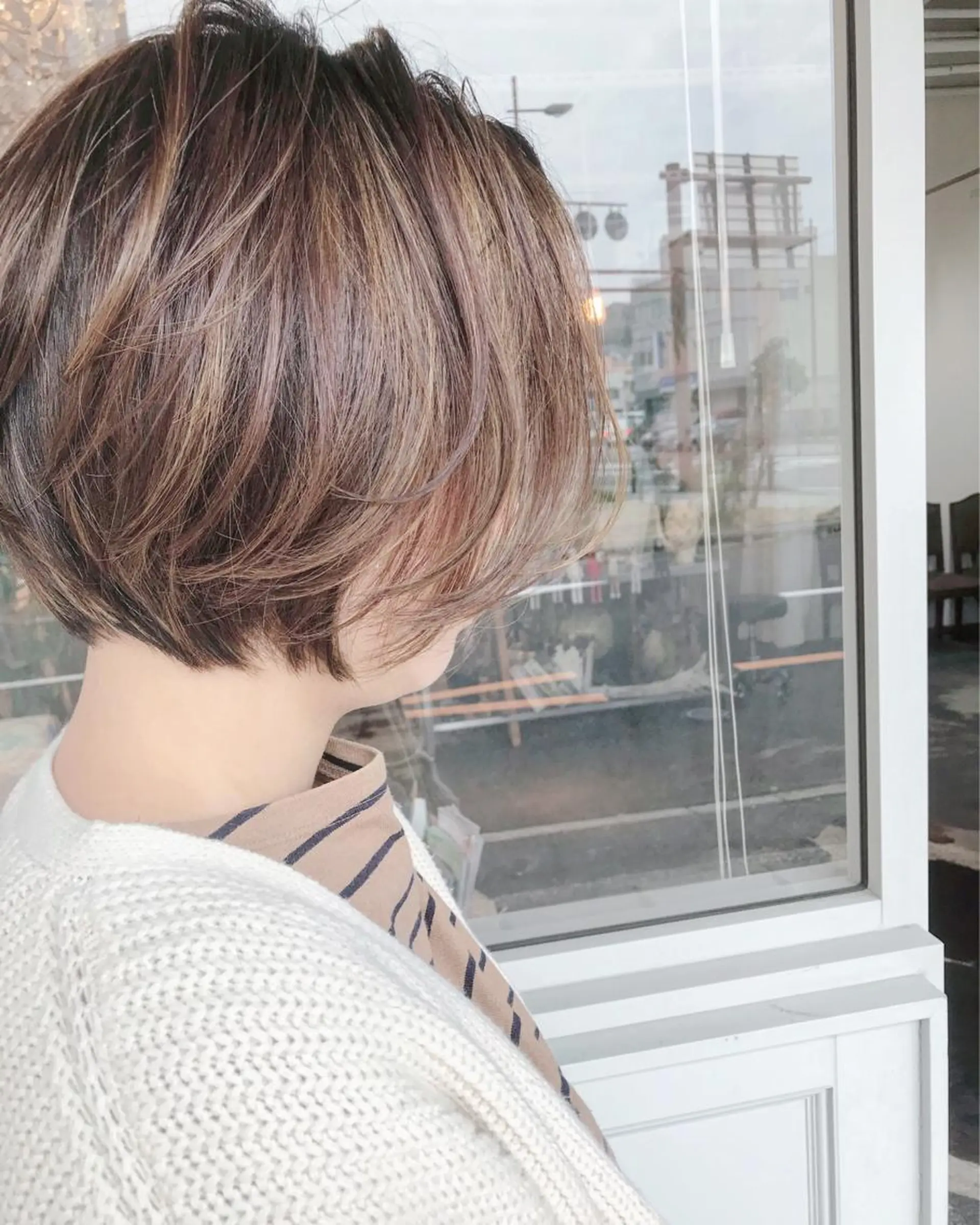 ショート カラー ヘアアレンジ お団子ヘア 切りっぱなしボブ バレイヤージュ デザインカラー グラデーションカラー Mariana/ 鶴原-ハイライトのヘアスタイル