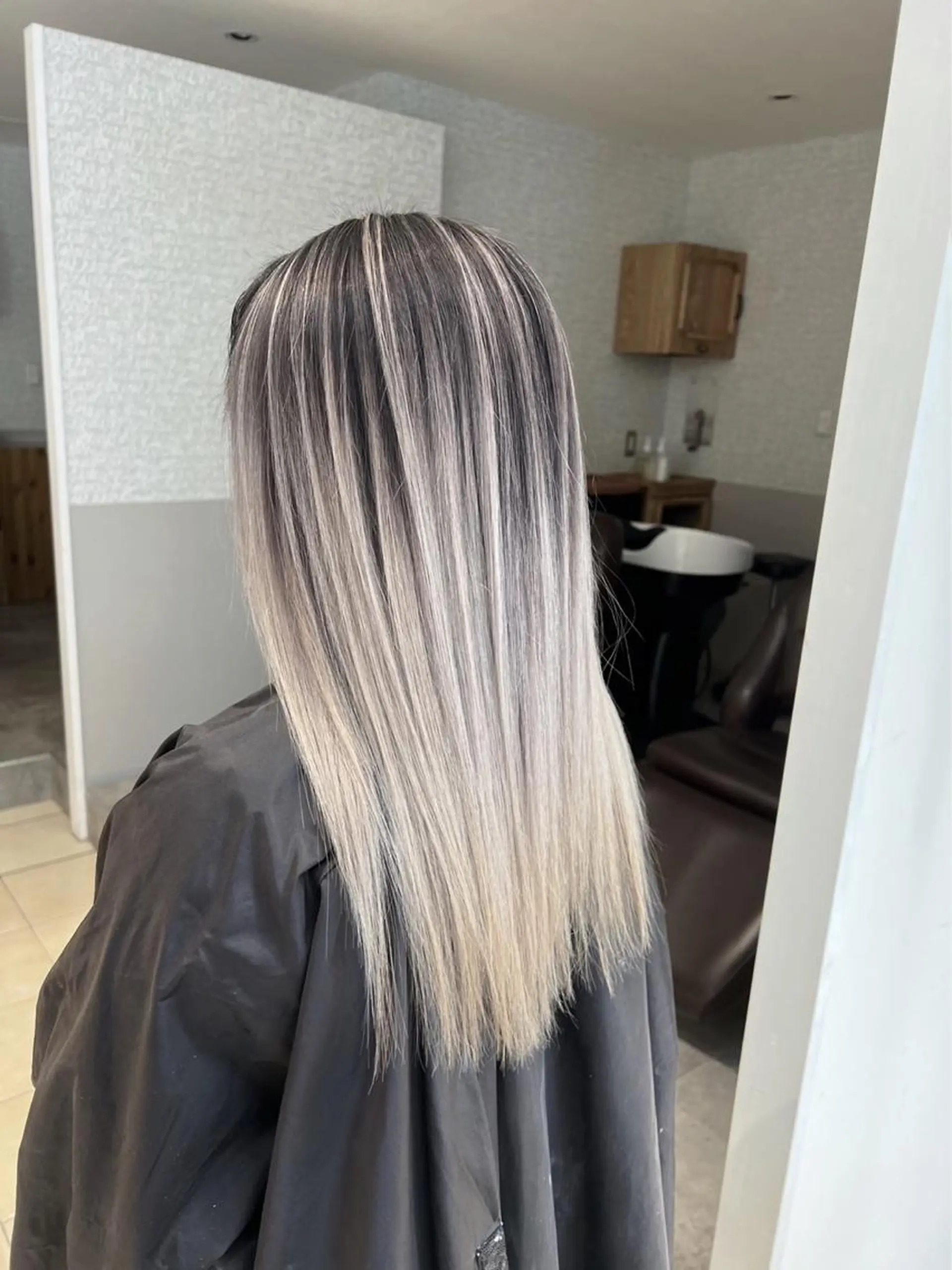 セミロング カラー バレイヤージュ シルバー ホワイトシルバー レイヤーカット ヘアカラー トリートメント 指名数No.1 /NAOYAのヘアスタイル