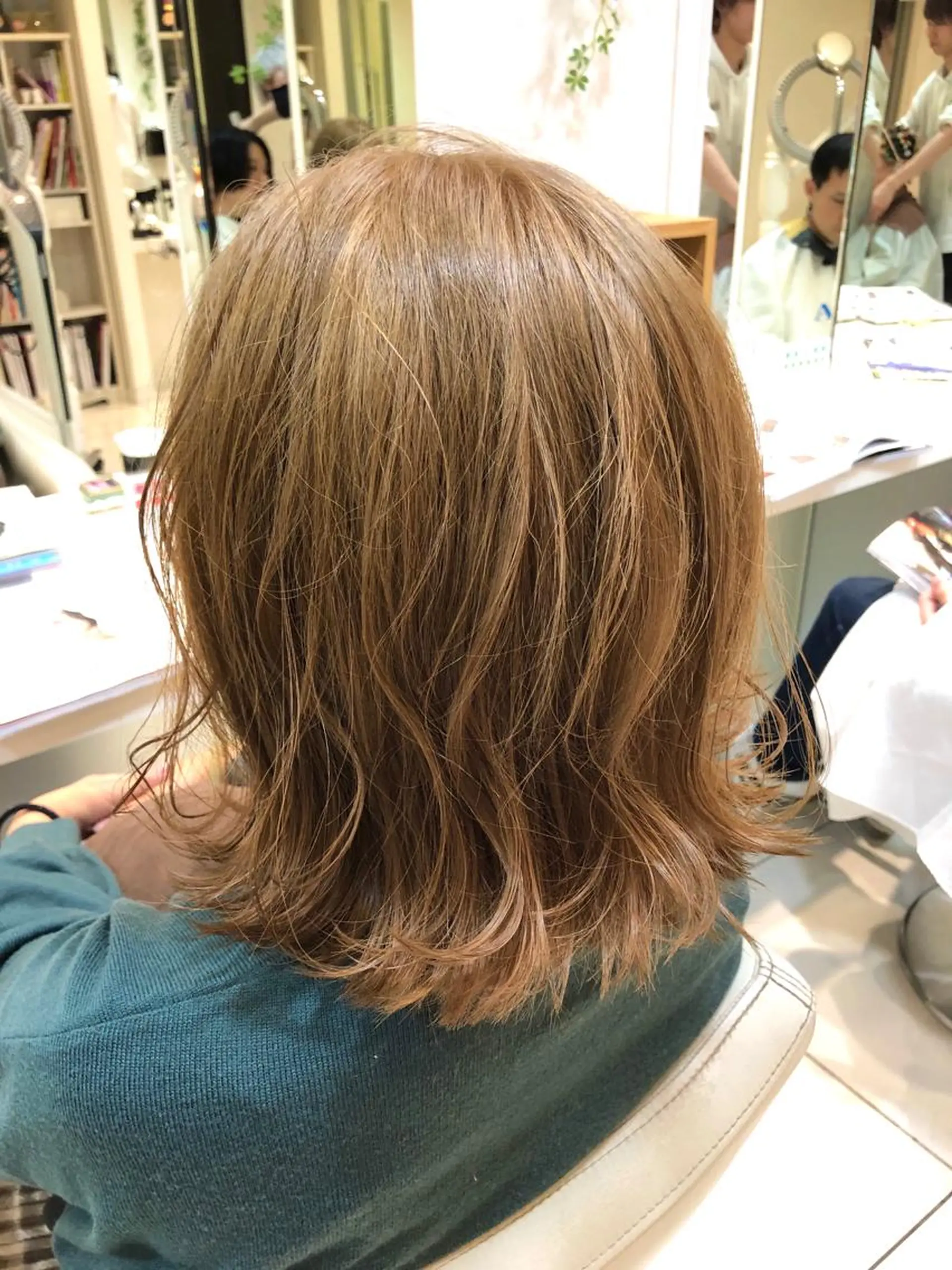 ミディアム カラー ベージュカラー ブリーチ ケアブリーチ ミルクティーベージュ ヘアカラー トリートメント 🌈ぷる艶カラー🌈 髪質改善👑柳沼尚貴のヘアスタイル