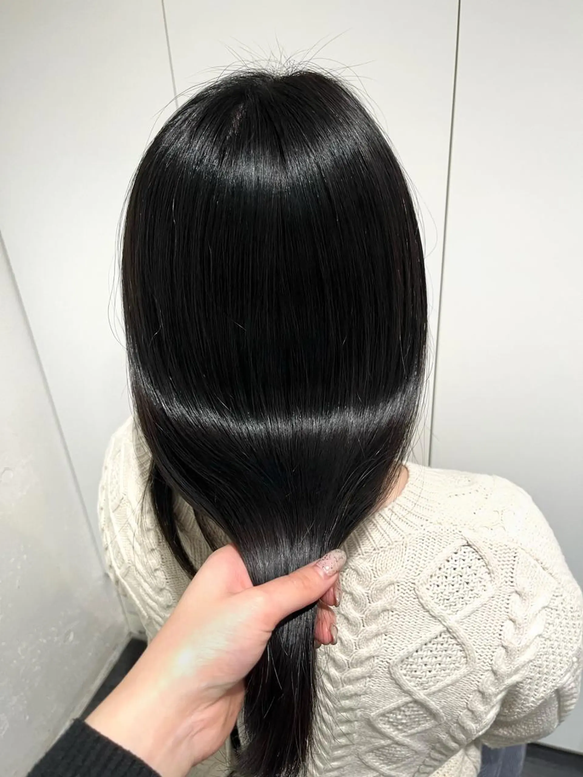 セミロング カラー 黒髪 ブルーカラー ブルーブラック 細田 碧のヘアスタイル