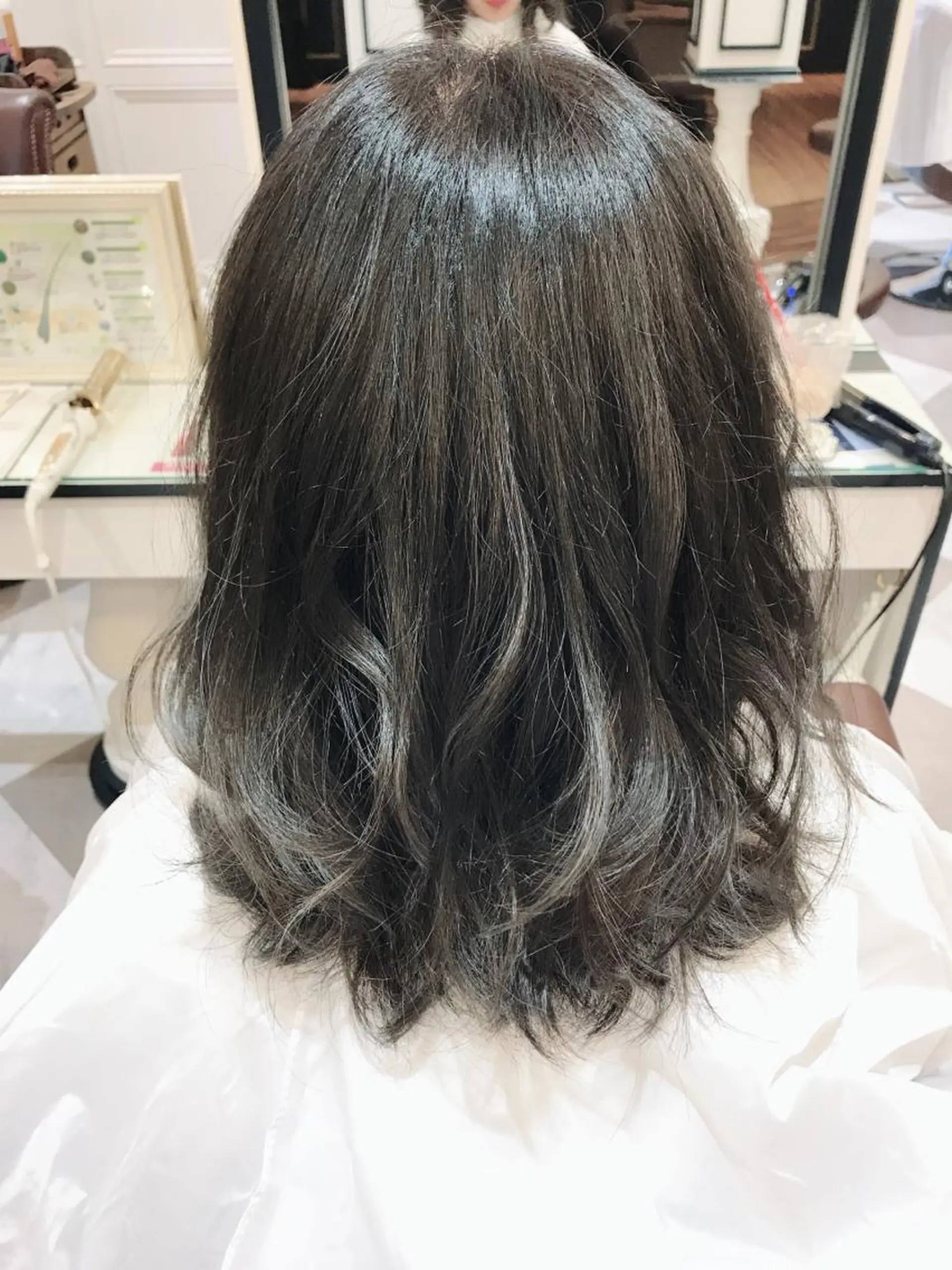 ミディアム カラー 粟田 めぐみのヘアスタイル