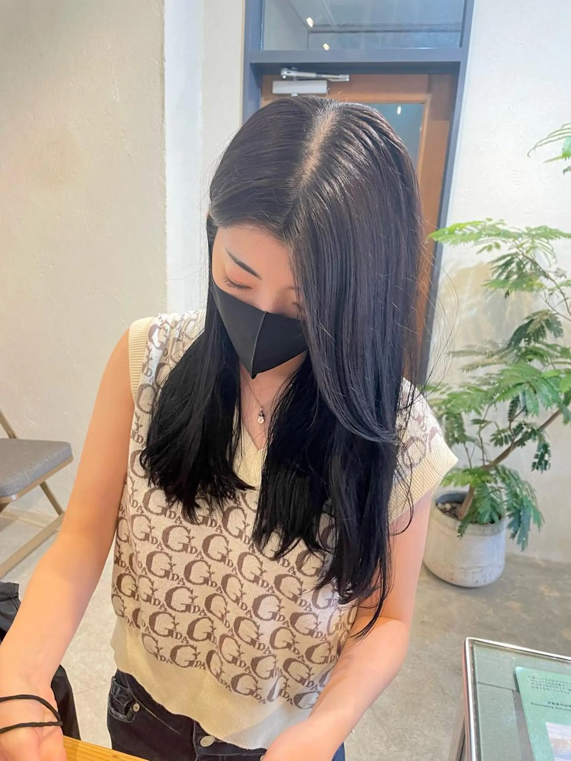 ロング 顔周りカット Takanishi くすみベージュカラーのヘアスタイル