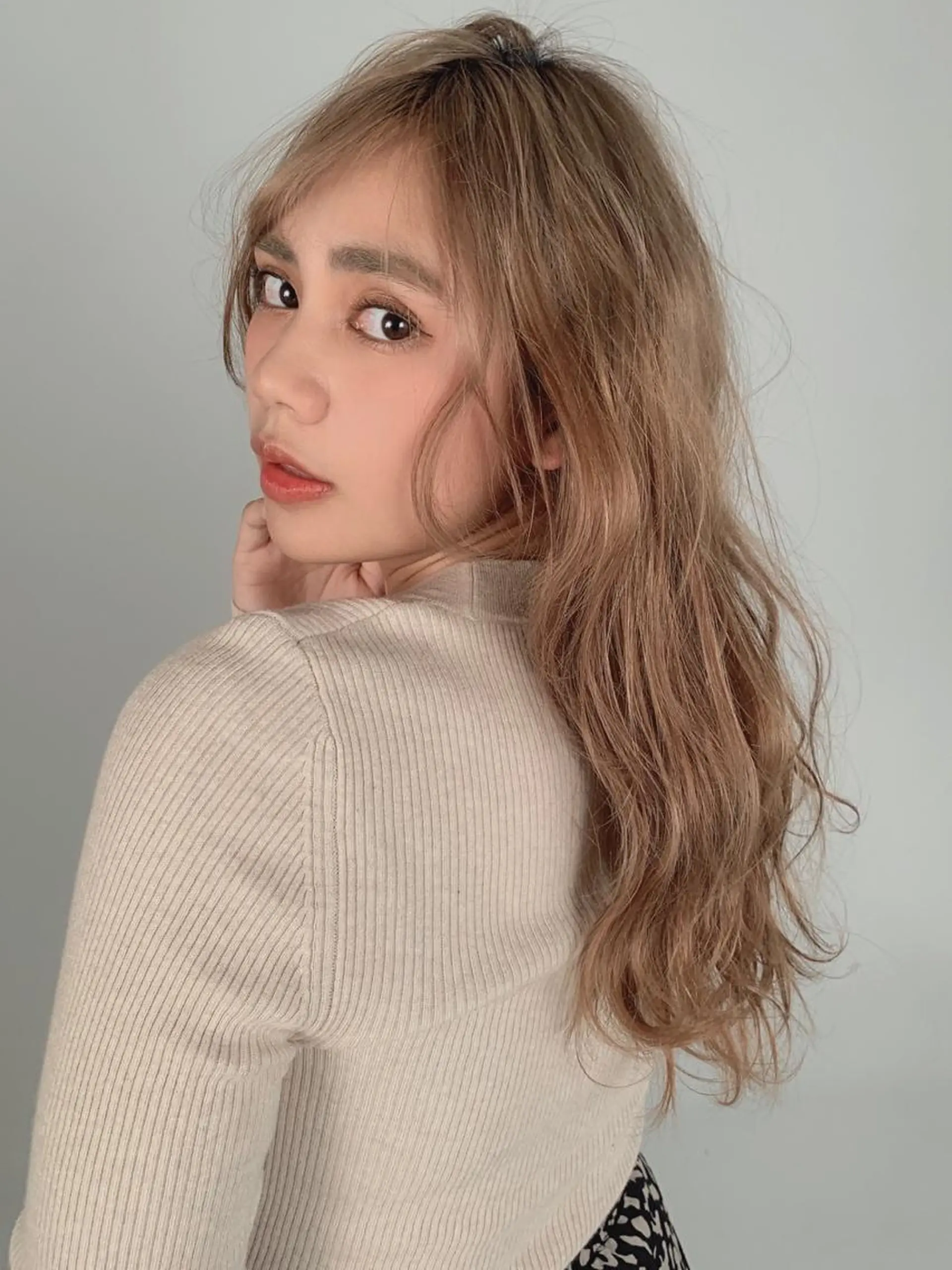 ロング カラー ベージュカラー ブリーチ ハイトーンカラー ミルクティーベージュ カット ヘアカラー トリートメント 岡崎勇人/レイヤー/ 韓国/ケラチンTRのヘアスタイル