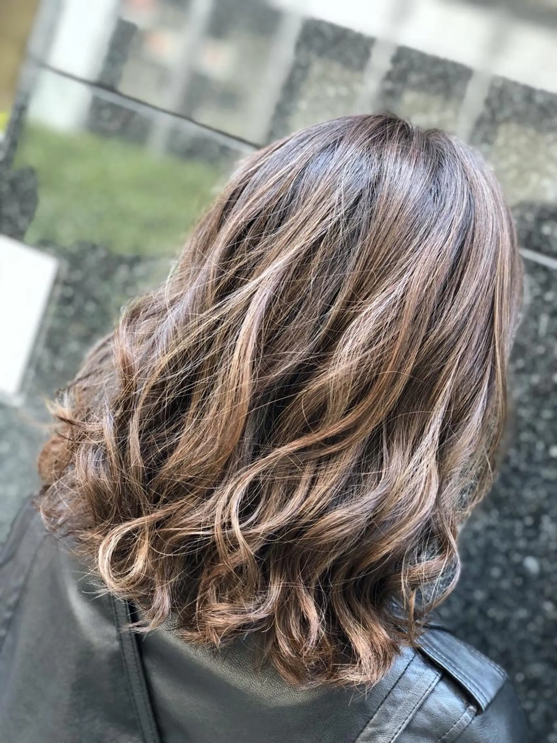 ミディアム カラー ハイライトカラー ハイライト 海外レイヤー/ 梅田美容室のヘアスタイル