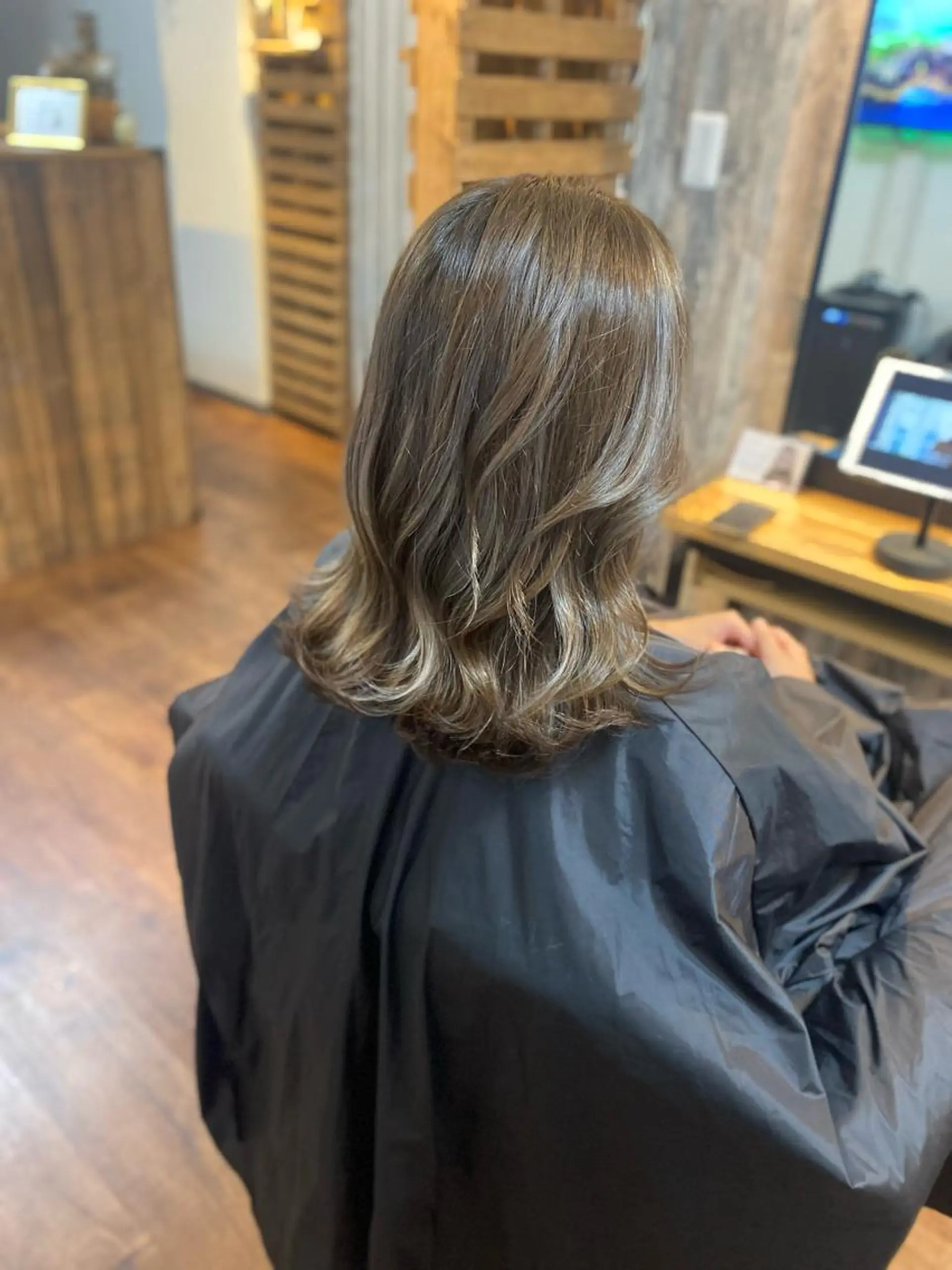 ミディアム カラー グレージュ ハイライトカラー ハイライト カット ヘアカラー トリートメント Luzir⭐︎ GEN⭐︎のヘアスタイル