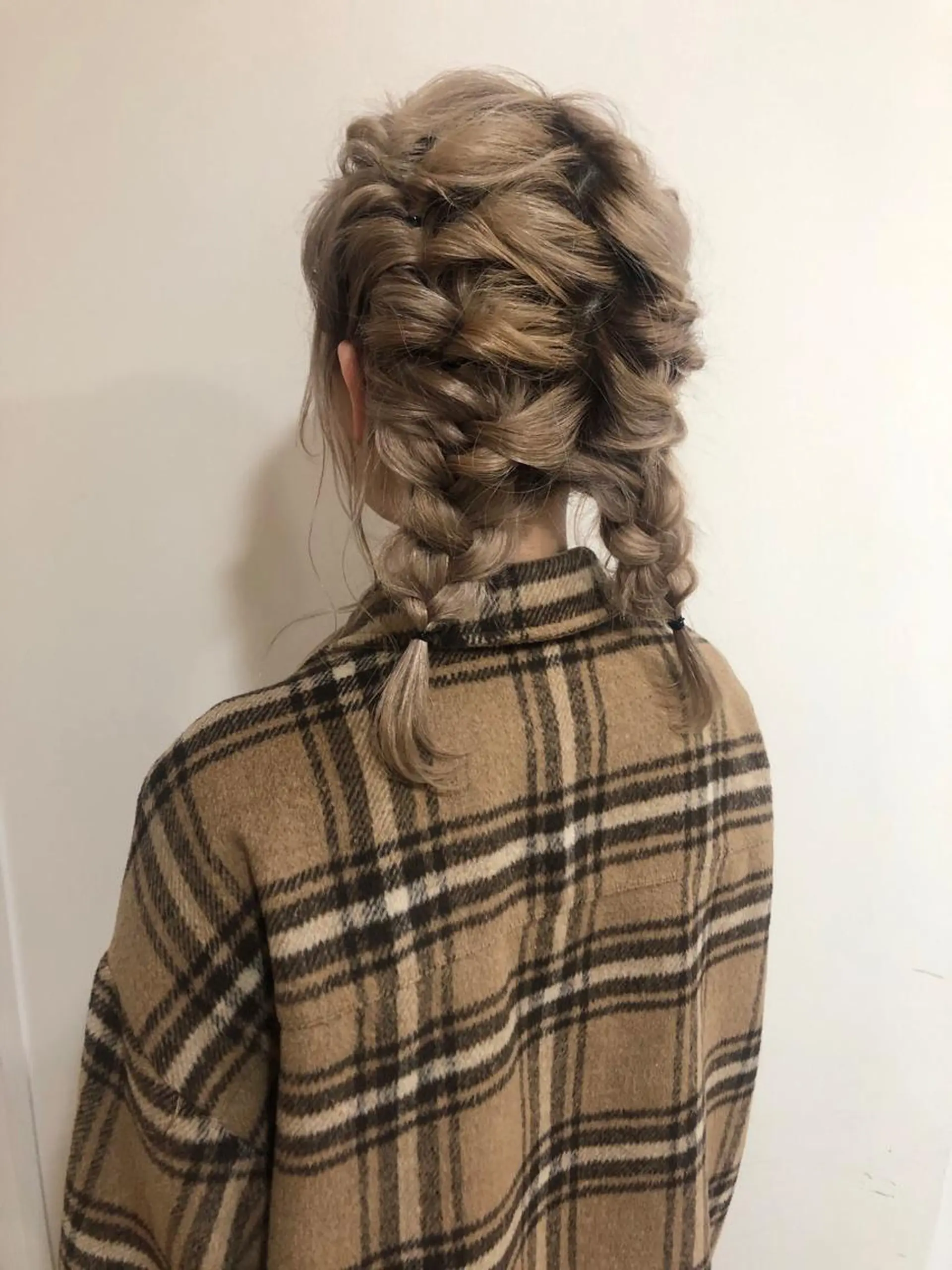 ミディアム ヘアアレンジ ヘアセット MIOベージュカラー 柔らかいカラーのヘアスタイル