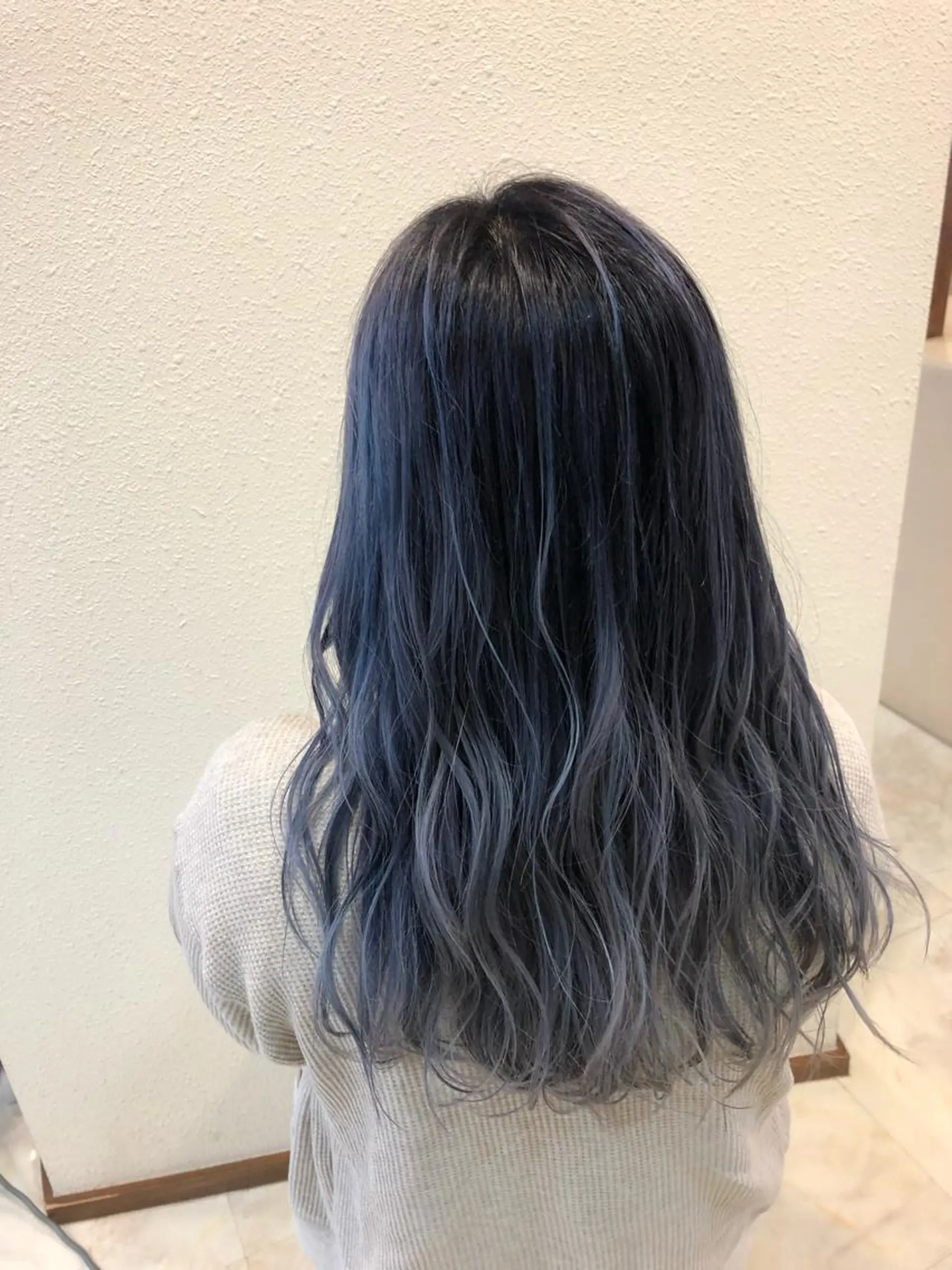ロング アッシュ 中川 茜里のヘアスタイル