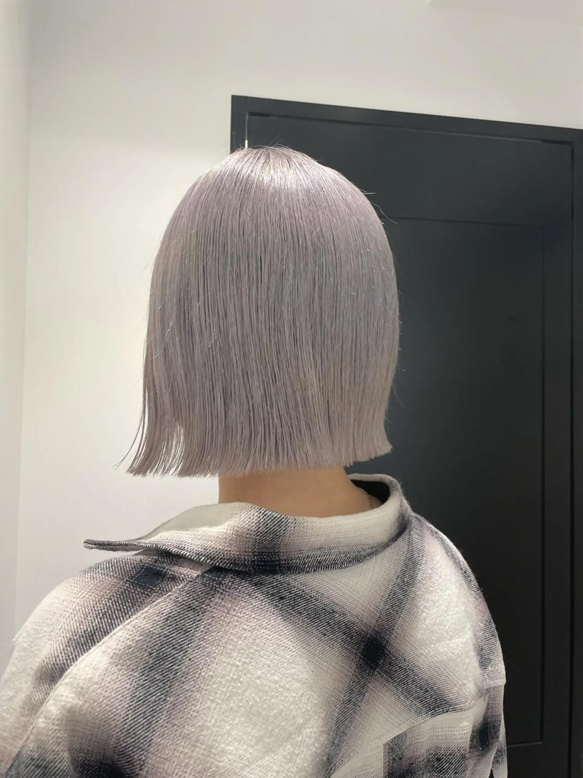 ショート カラー シルバー ホワイトシルバー ボブ 外ハネヘア カット ヘアカラー トリートメント ヘアセット メンズ特化 パーマ/オザワのヘアスタイル