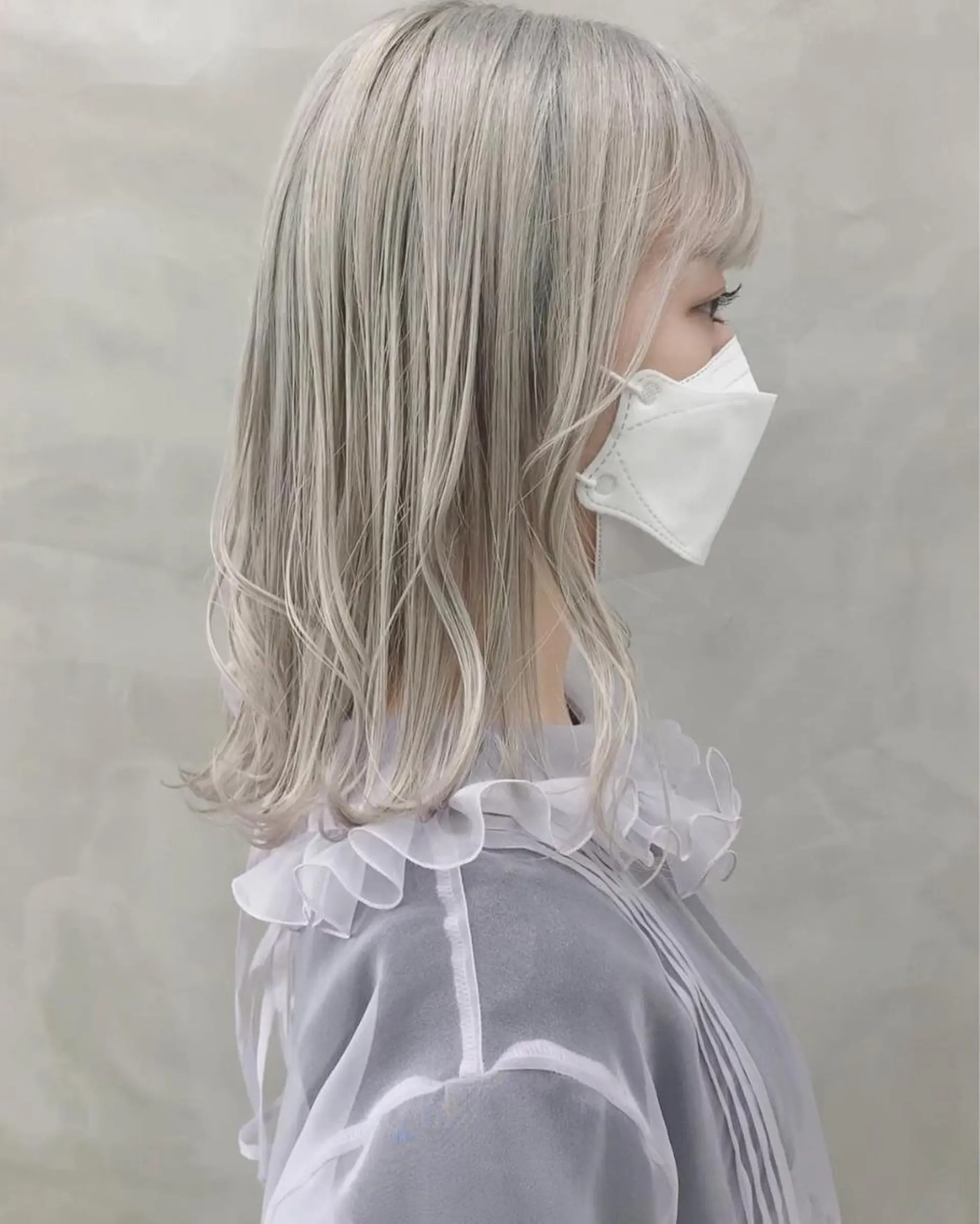 ミディアム カラー ベージュカラー イルミナカラー シルバー ホワイトベージュ 🐝 hachi🐝のヘアスタイル