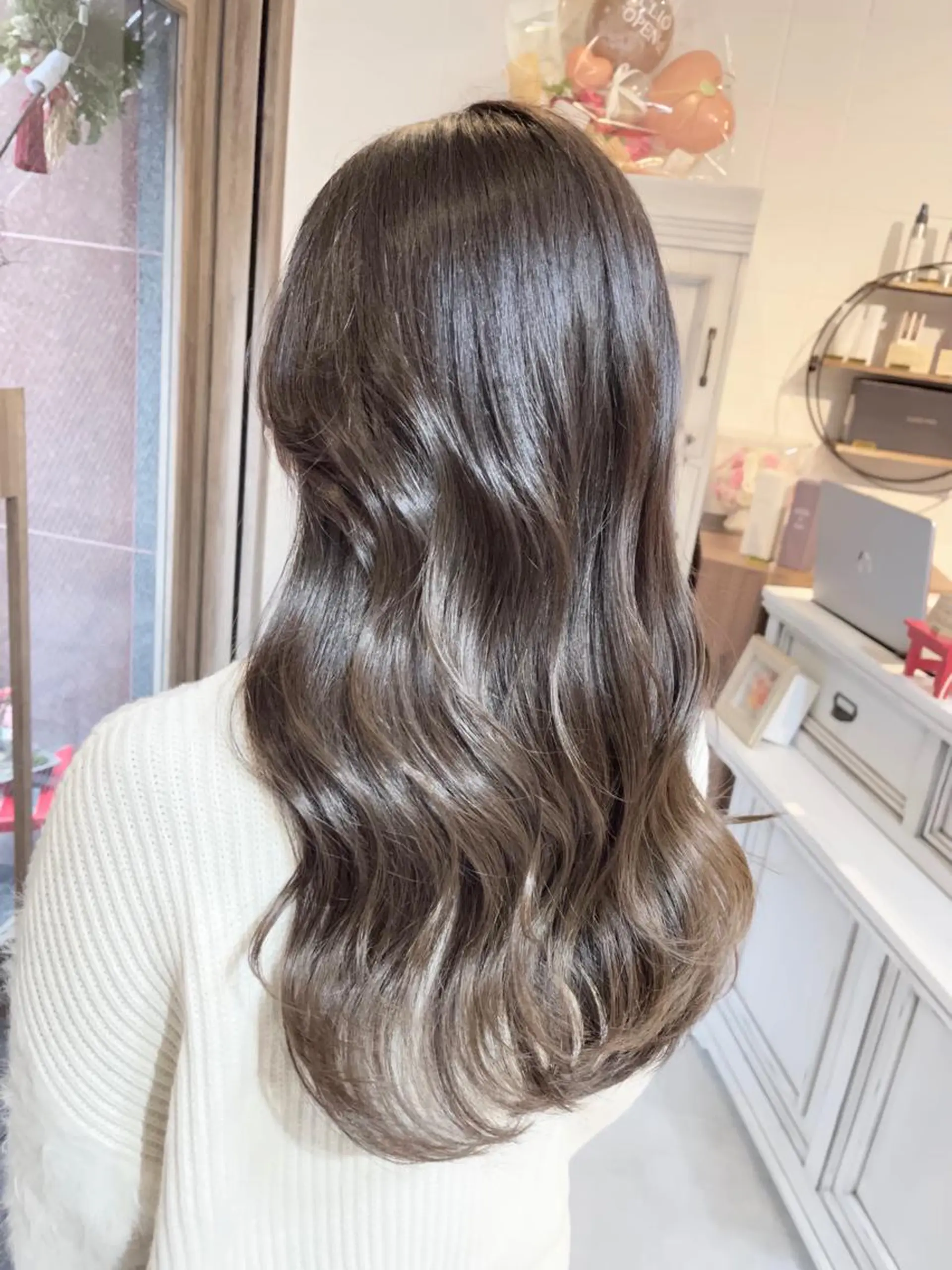 ロング カラー ベージュカラー 透明感カラー 髪質改善で 憧れの潤艶美髪にのヘアスタイル