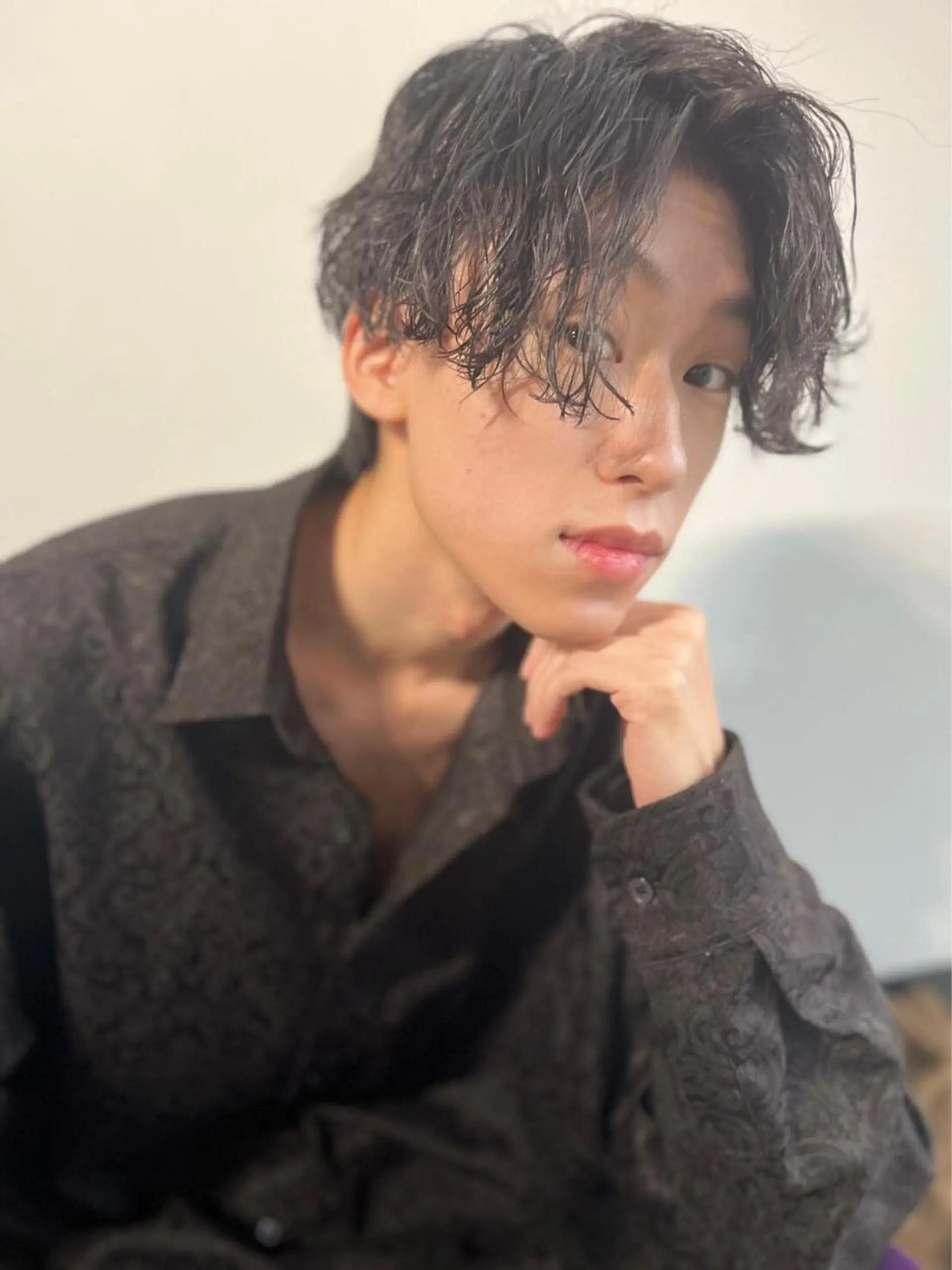 ミディアム パーマ メンズ ミディアムパーマ メンズバレイヤージュ メンズブリーチ センターパート メンズハイライト ☀️Luana☀️ 公式/大通のヘアスタイル