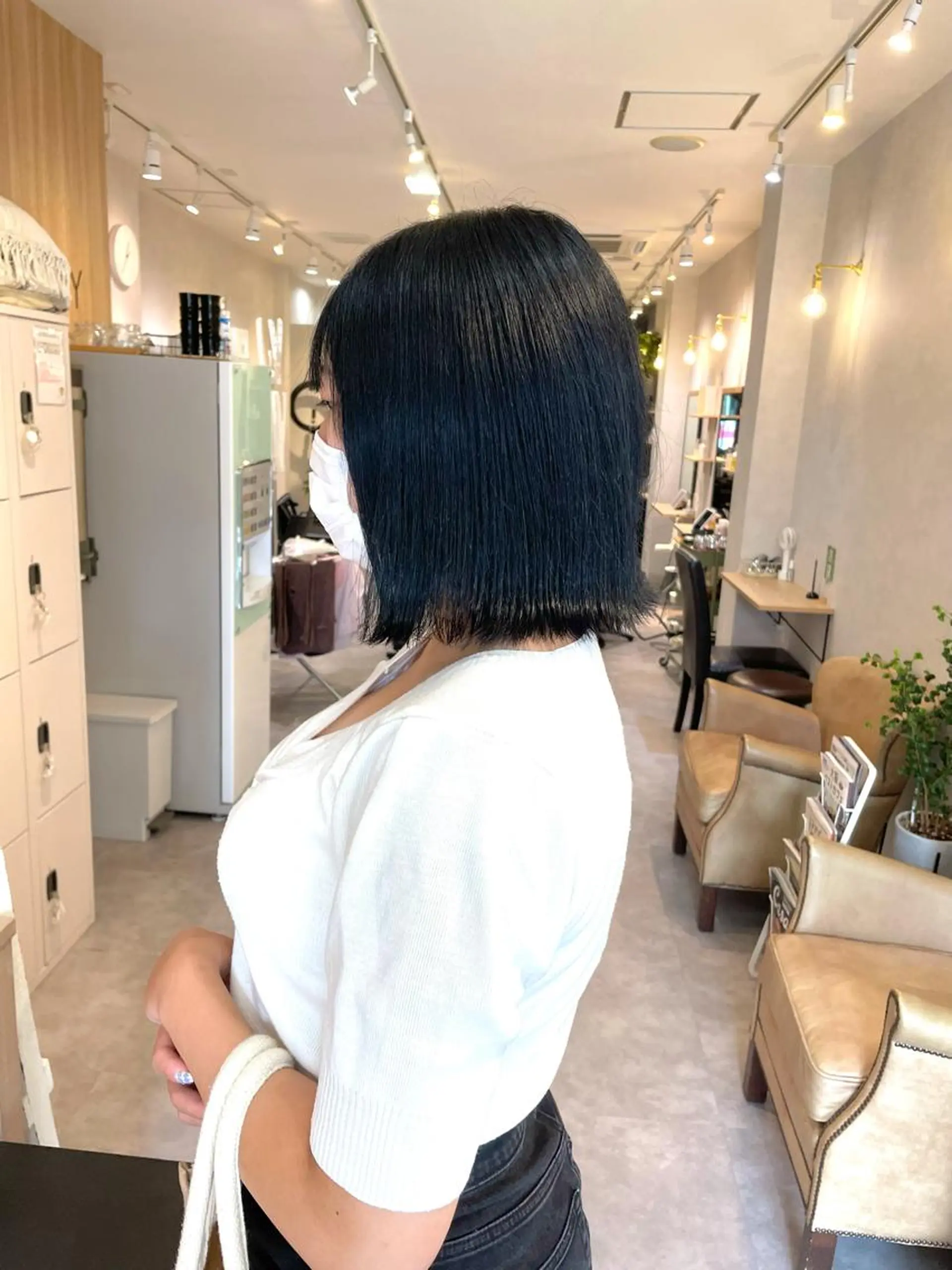 ミディアム カラー 黒髪 ブルーカラー ブルーブラック 外ハネヘア くがれいじ 梅田/ショート/ボブのヘアスタイル