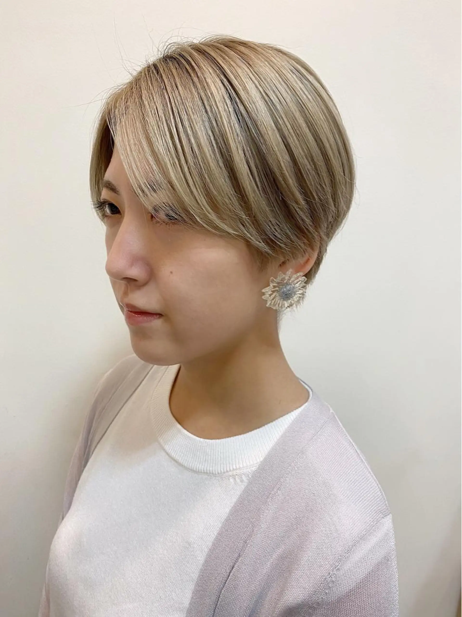ショート カラー ハンサムショート ハイトーンカラー ショートヘア カット ヘアカラー トリートメント saki🌼ボブ× 透明感カラー🌼のヘアスタイル
