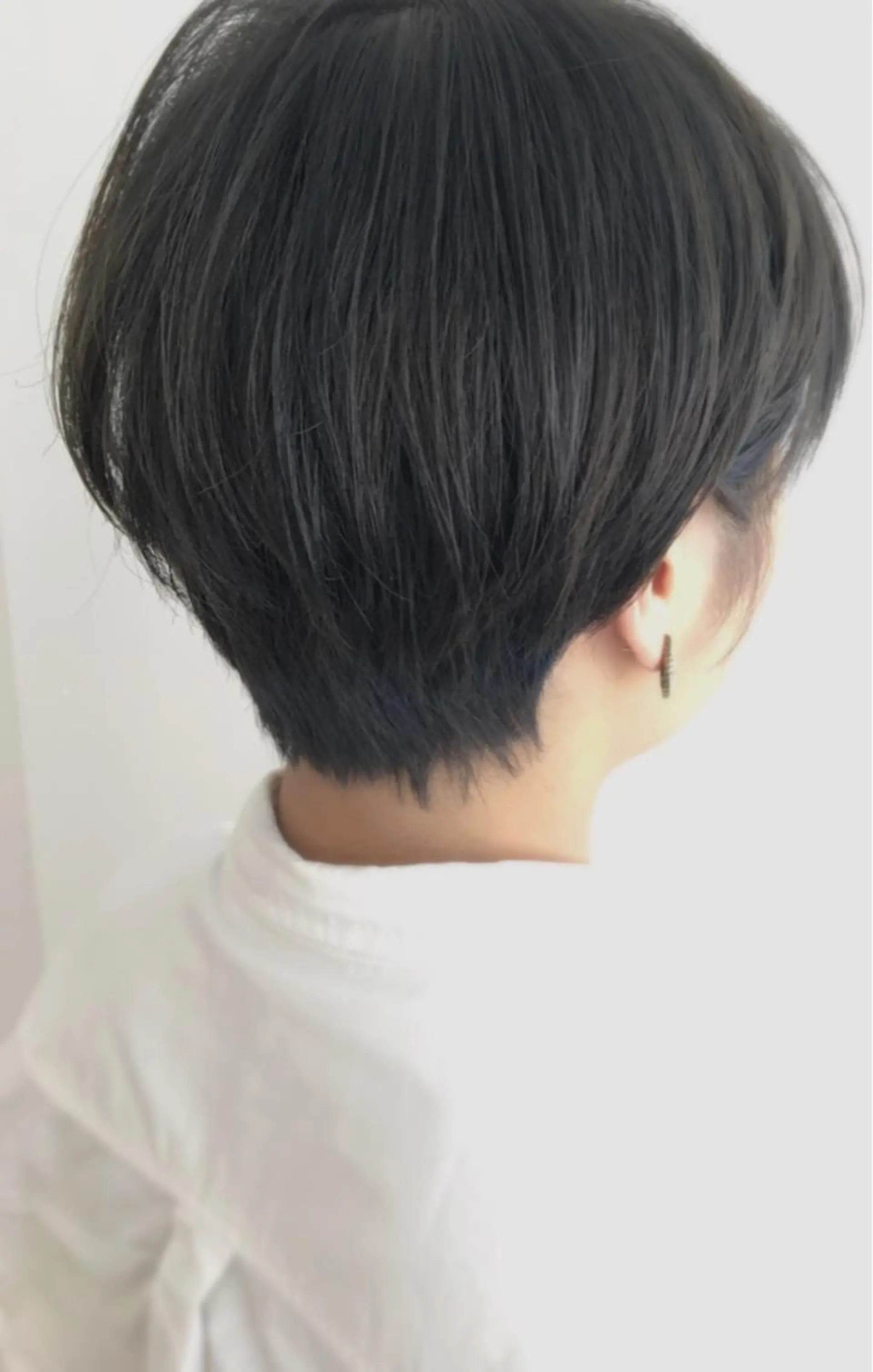 ショート カラー アディクシーカラー アッシュ ブリーチ 日高 香織のヘアスタイル