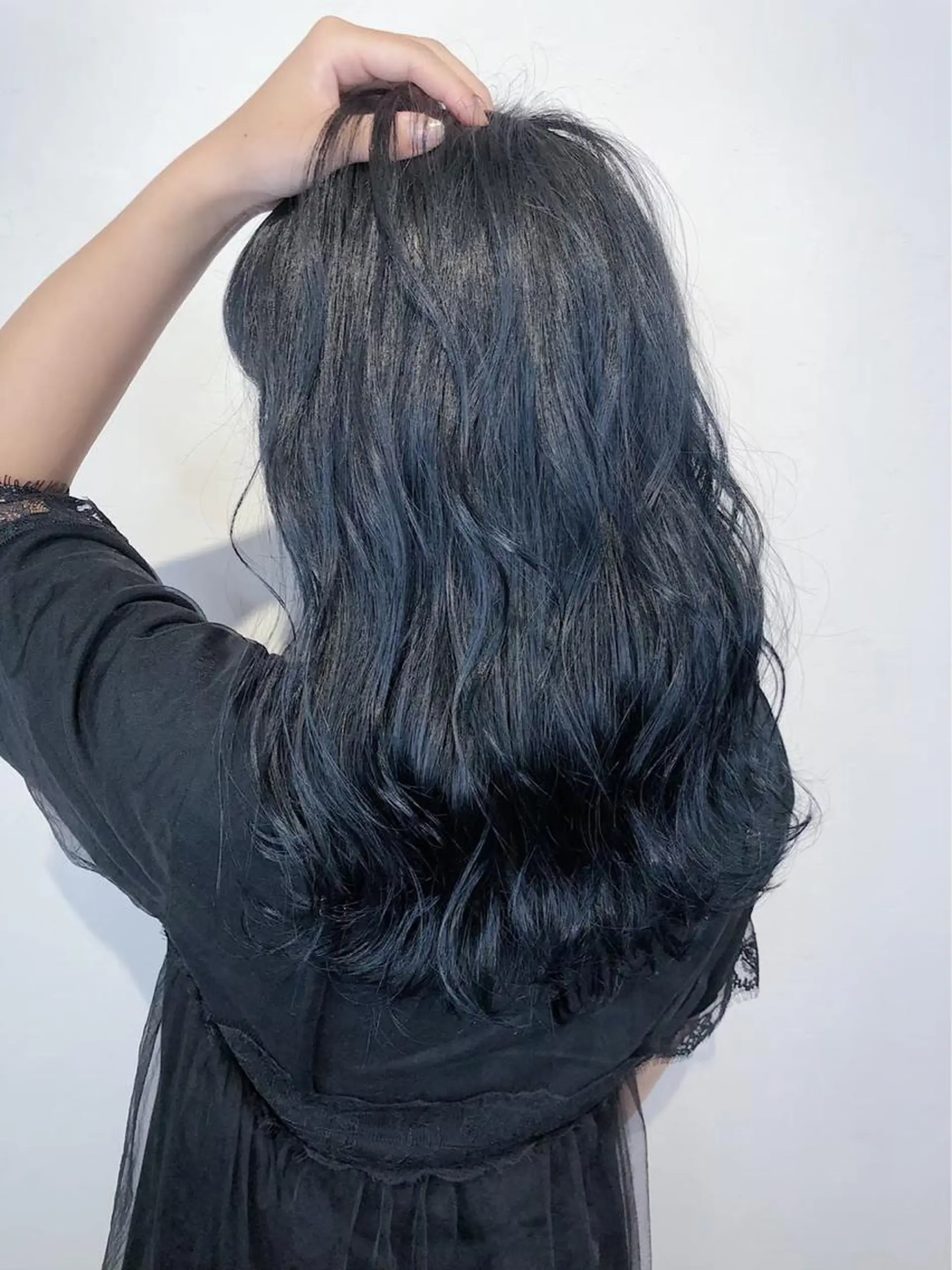 ミディアム カラー ネイビーカラー ヘアカラー トリートメント _ WHITE三宮店のヘアスタイル