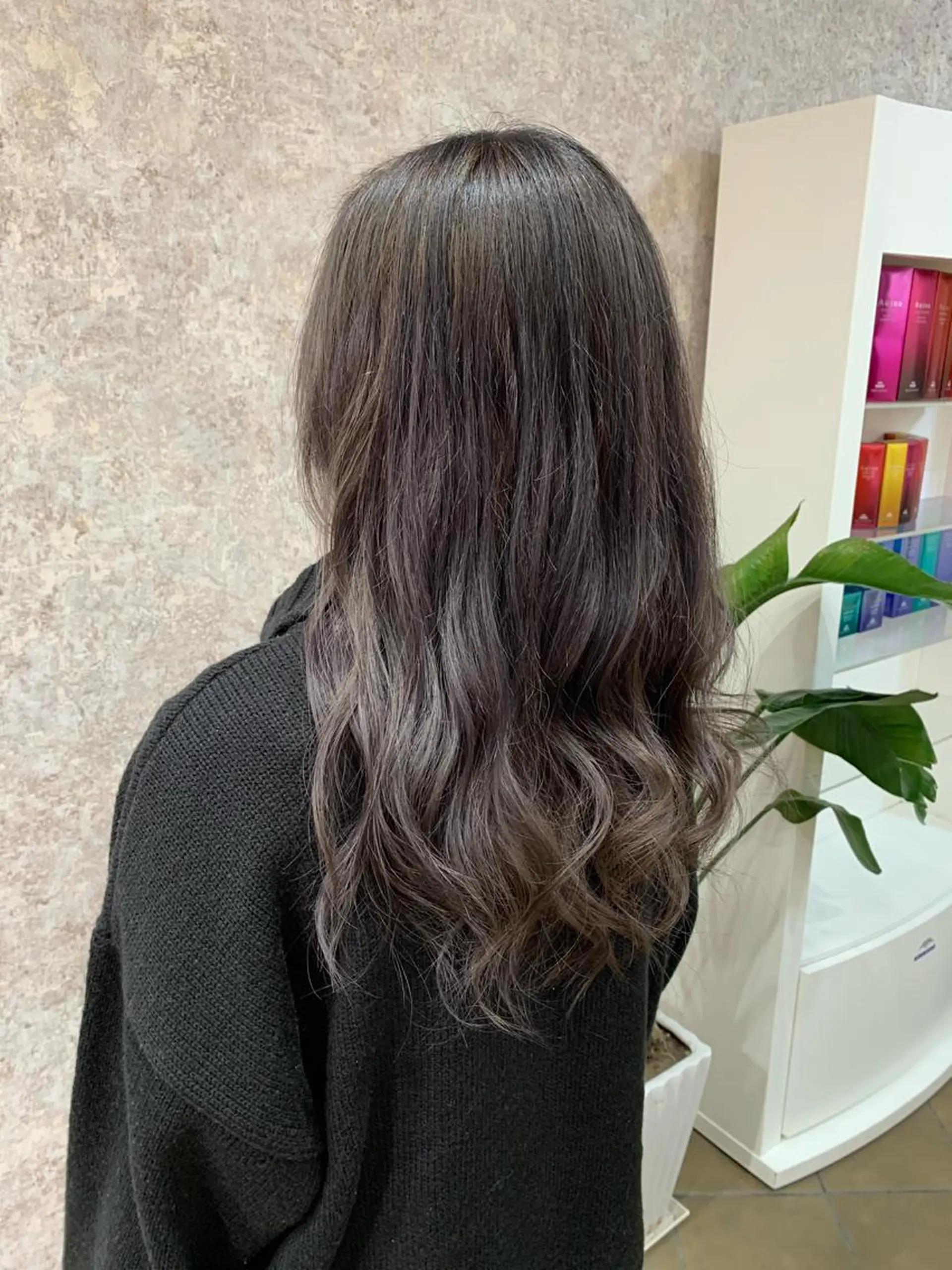 セミロング カラー ダークグレー グラデーションカラー ヘアカラー Ripps長居所属・メテオ ／ヘアカラー 西川菜実のヘアスタイル