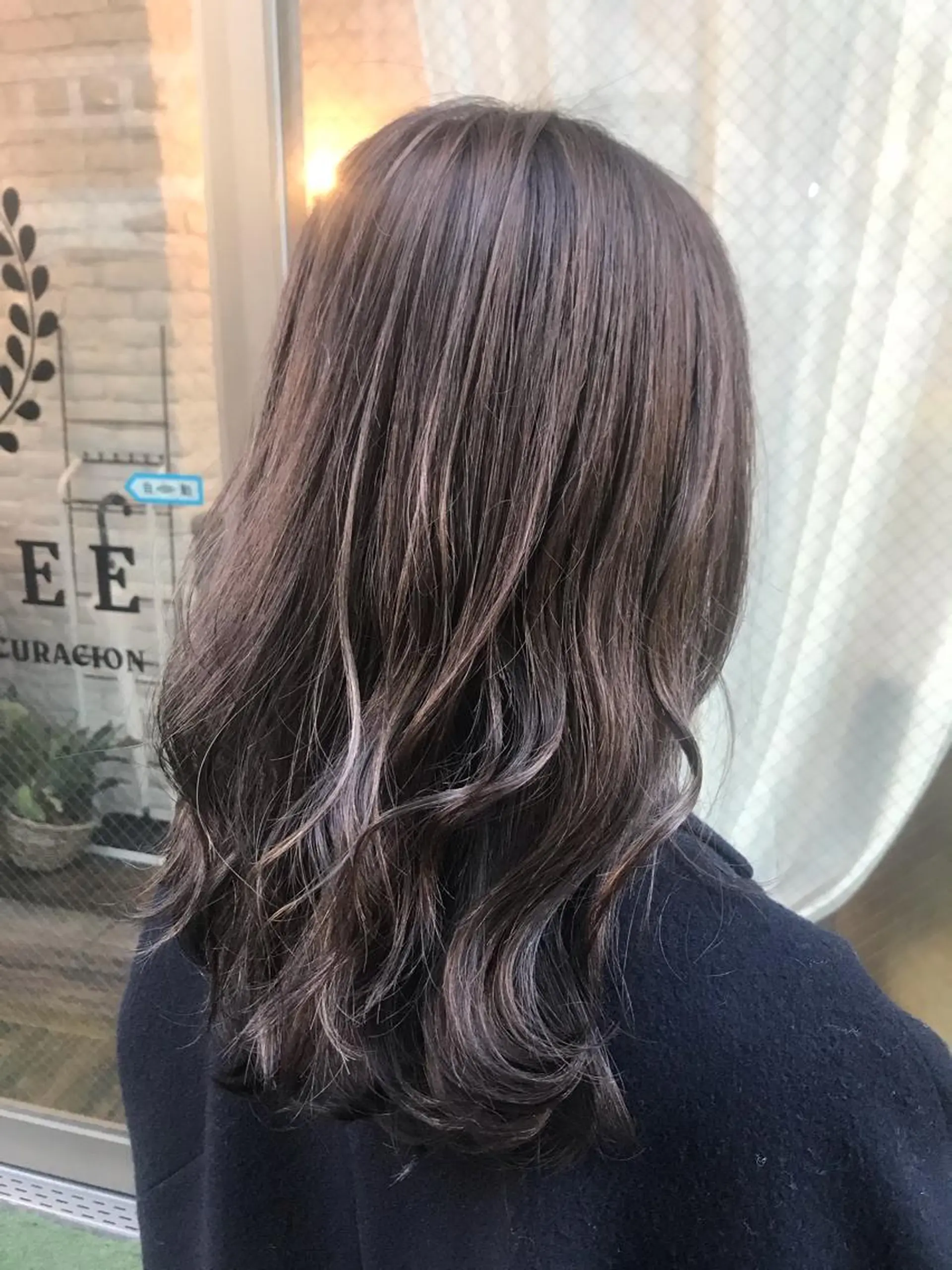 セミロング カラー いけだ　ひかり ハイライトくびれヘアのヘアスタイル