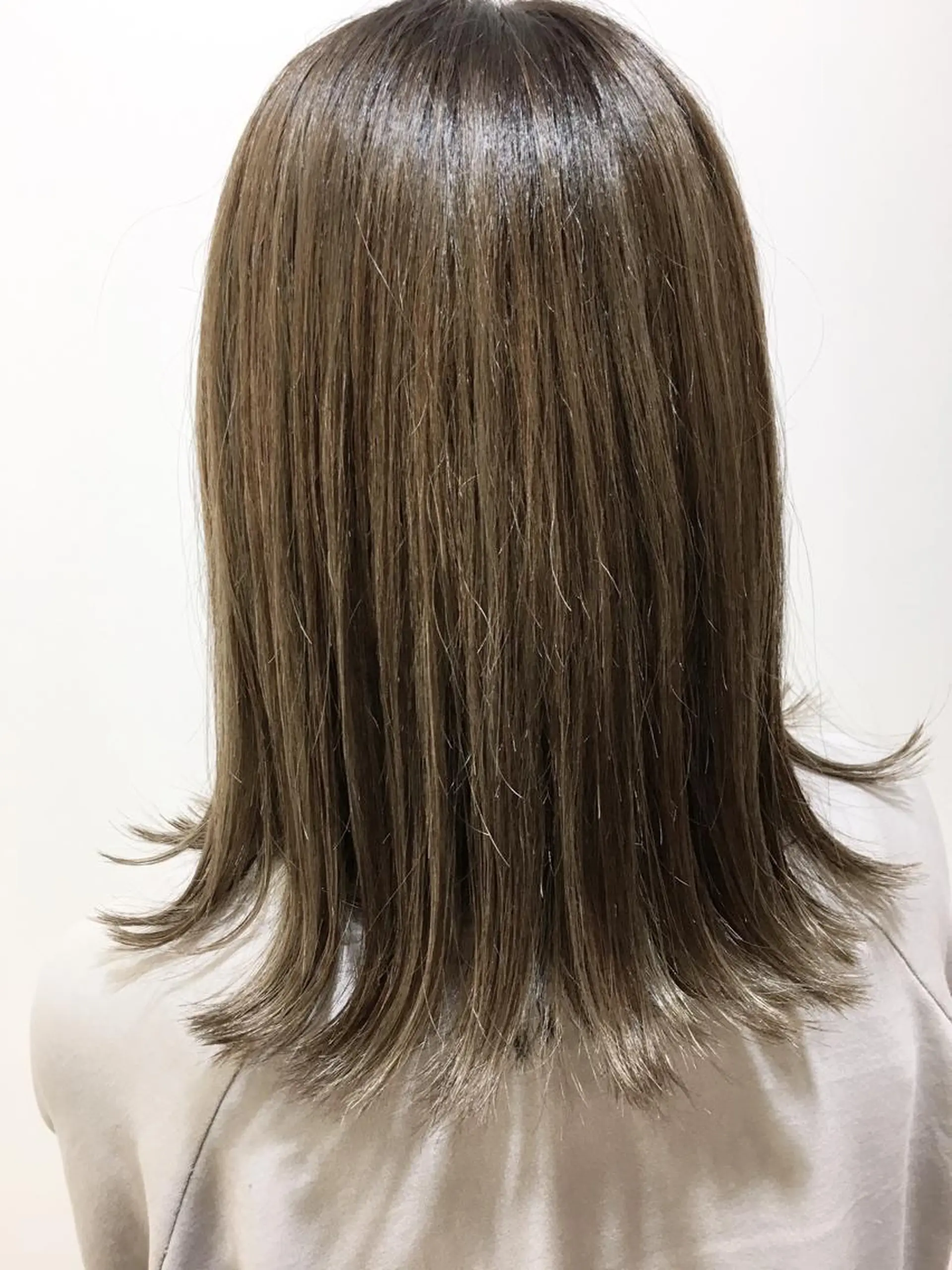 ミディアム カラー ブリーチ 透明感カラー 海外風レイヤーカット 👑店長　平松　由のヘアスタイル