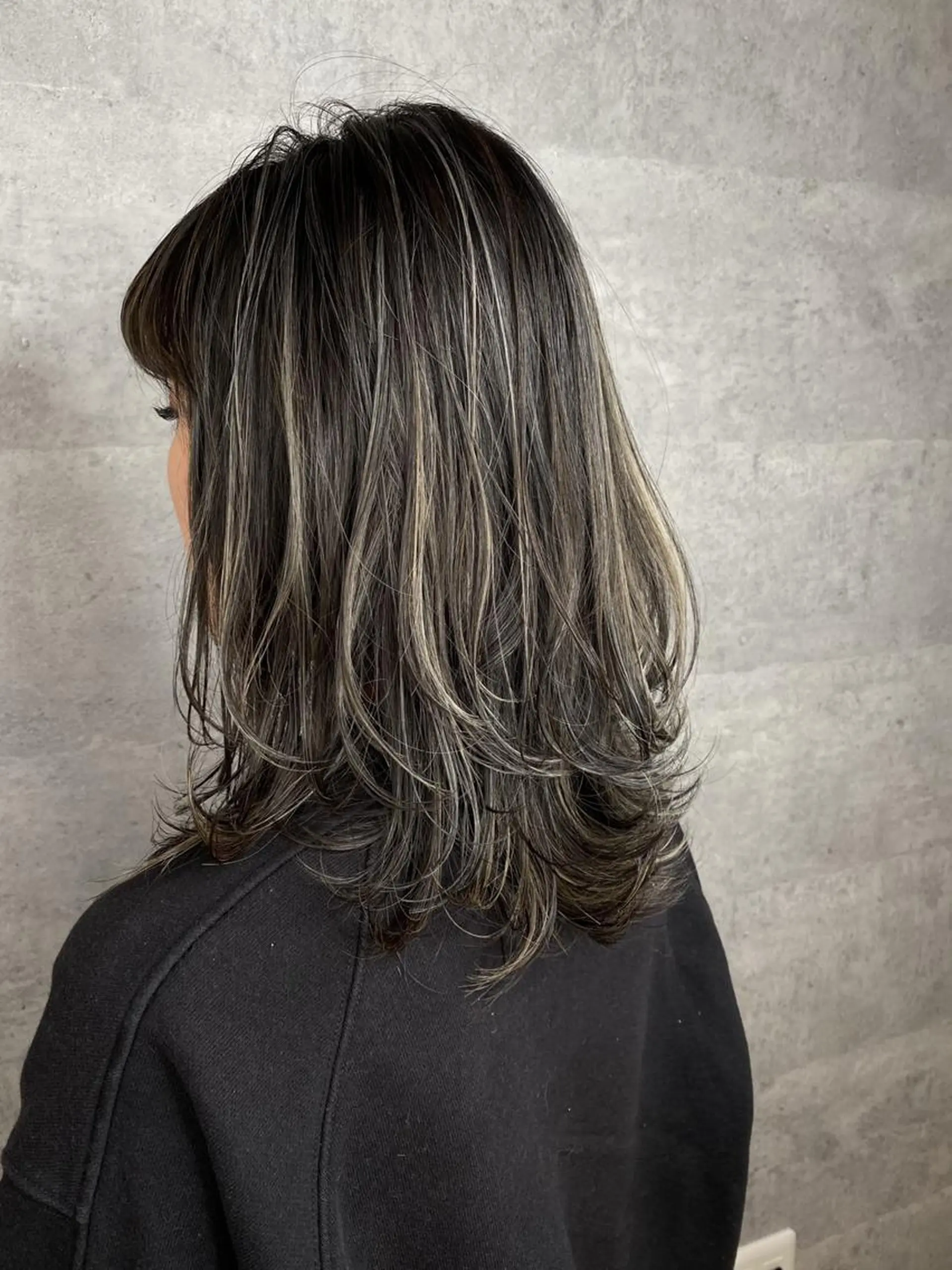 セミロング カラー _WHITE 天王寺のヘアスタイル