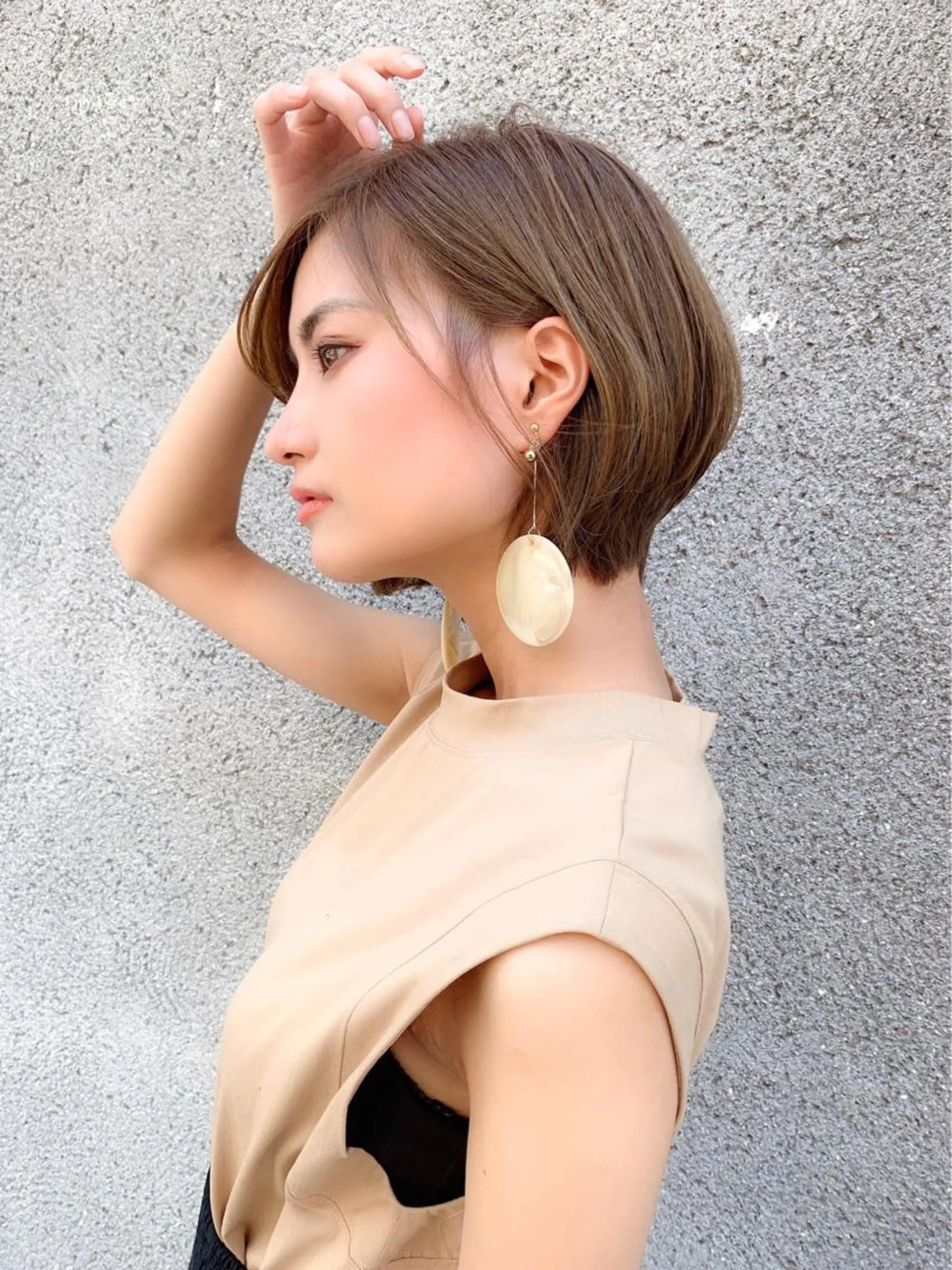 ショート ミルクティーカラー イイサカシュンスケのヘアスタイル