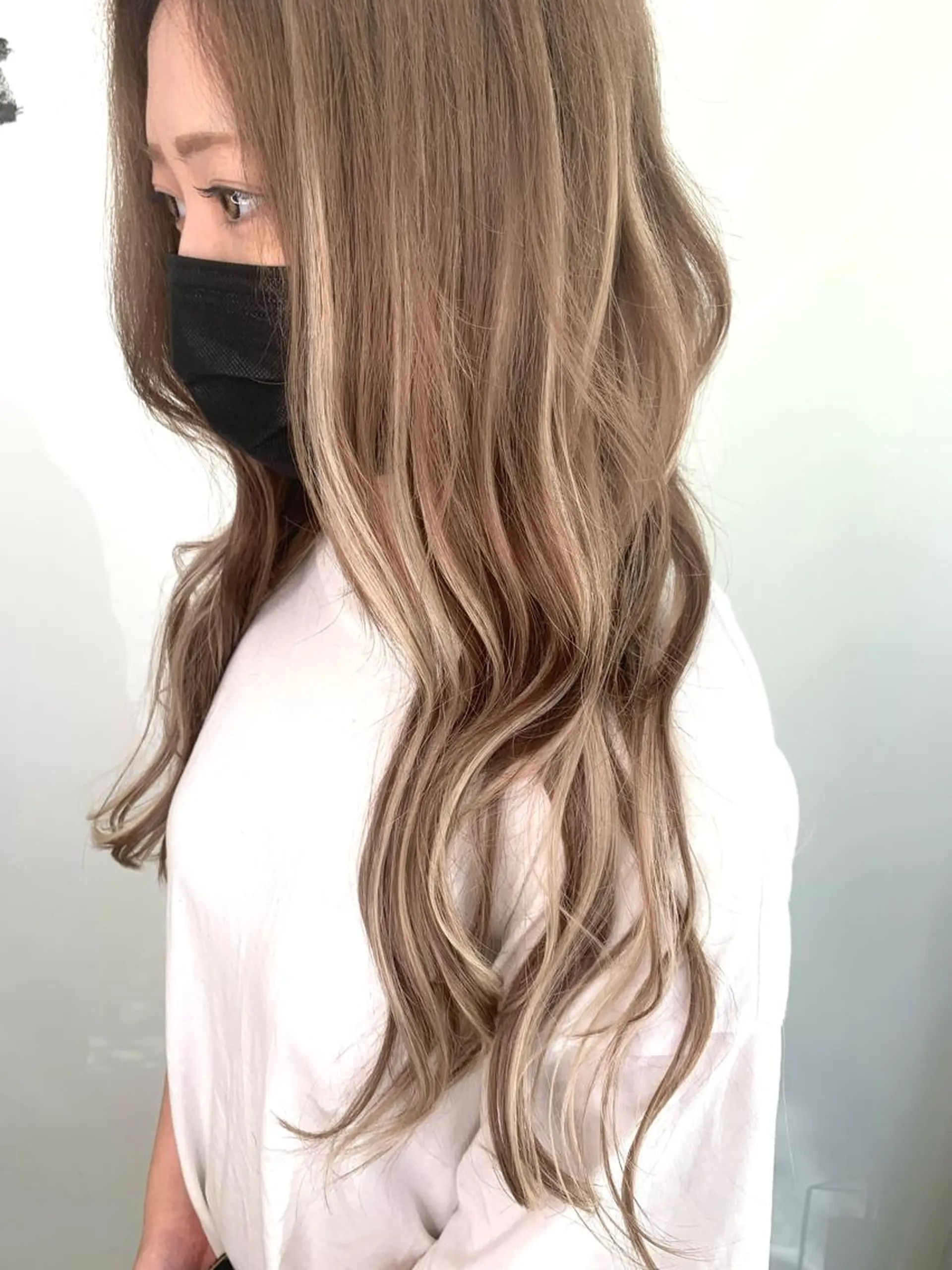 ロング カラー ベージュカラー ブリーチ ハイライトカラー ミルクティーベージュ エクステ ヘアカラー トリートメント エクステ 小笠原 菜緒のヘアスタイル