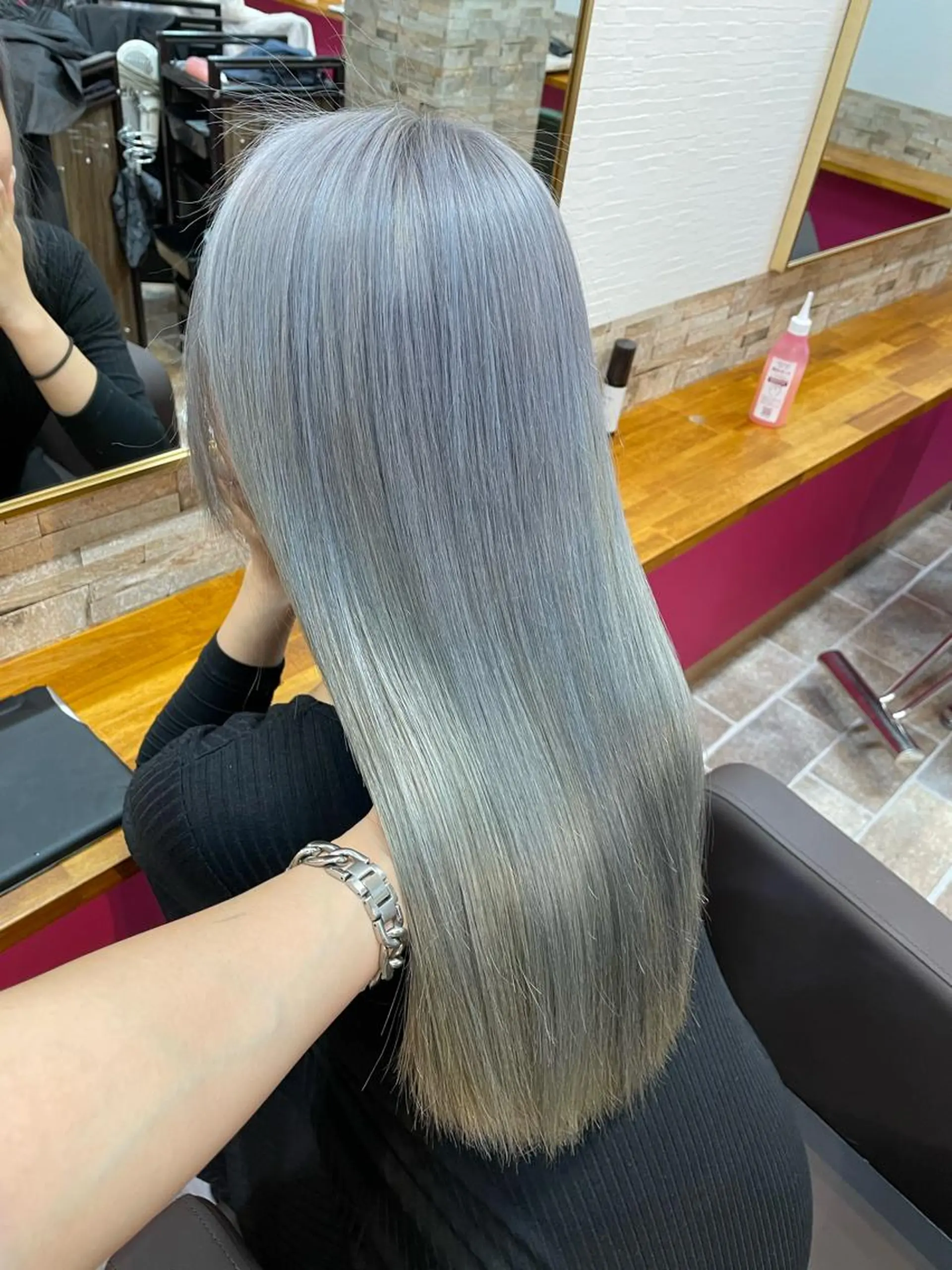 ロング カラー シルバー ホワイトシルバー ヘアカラー YUI/ ブリーチカラー🌷のヘアスタイル