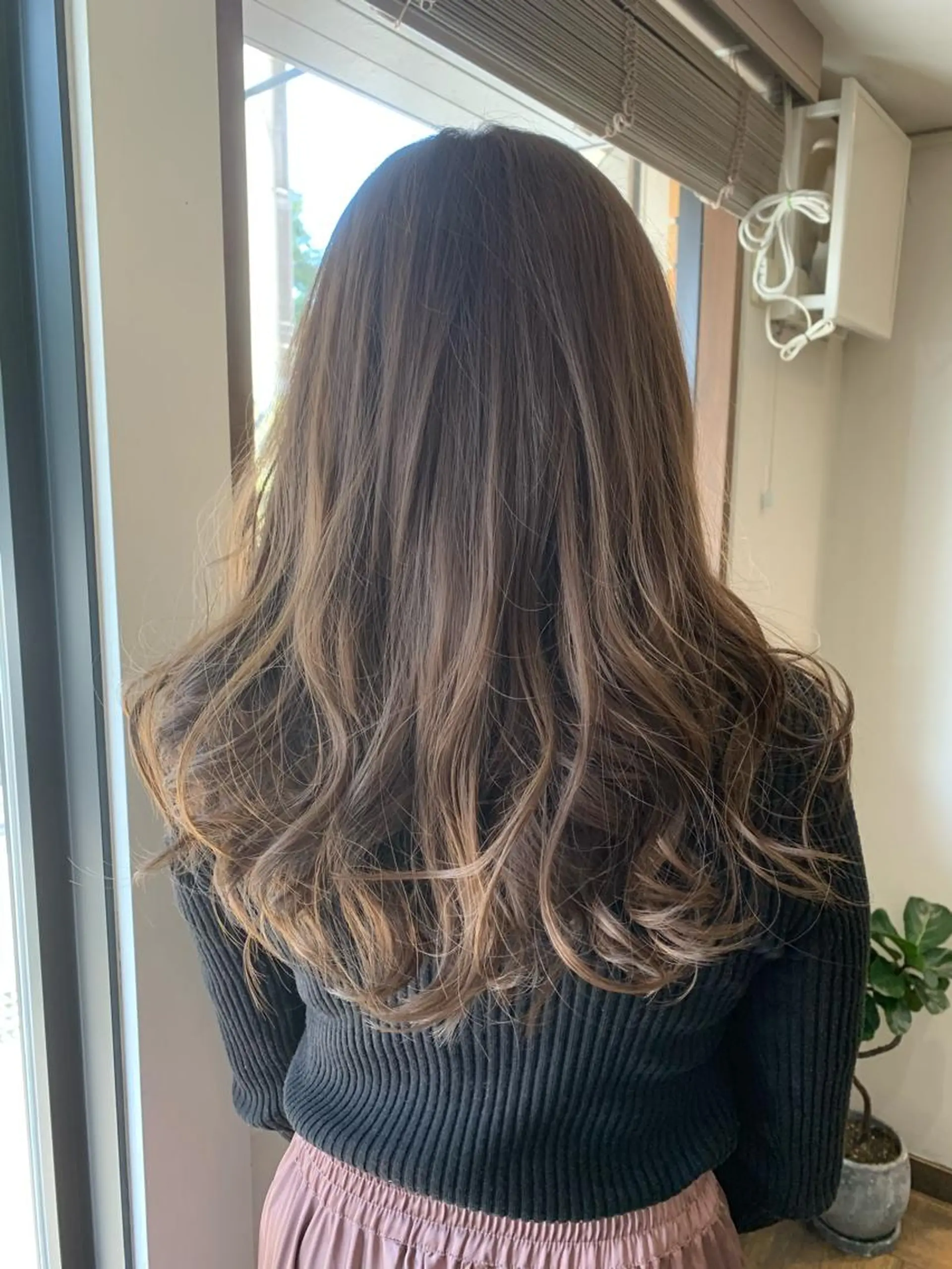 セミロング カット ヘアカラー リンネ 甲東園のヘアスタイル