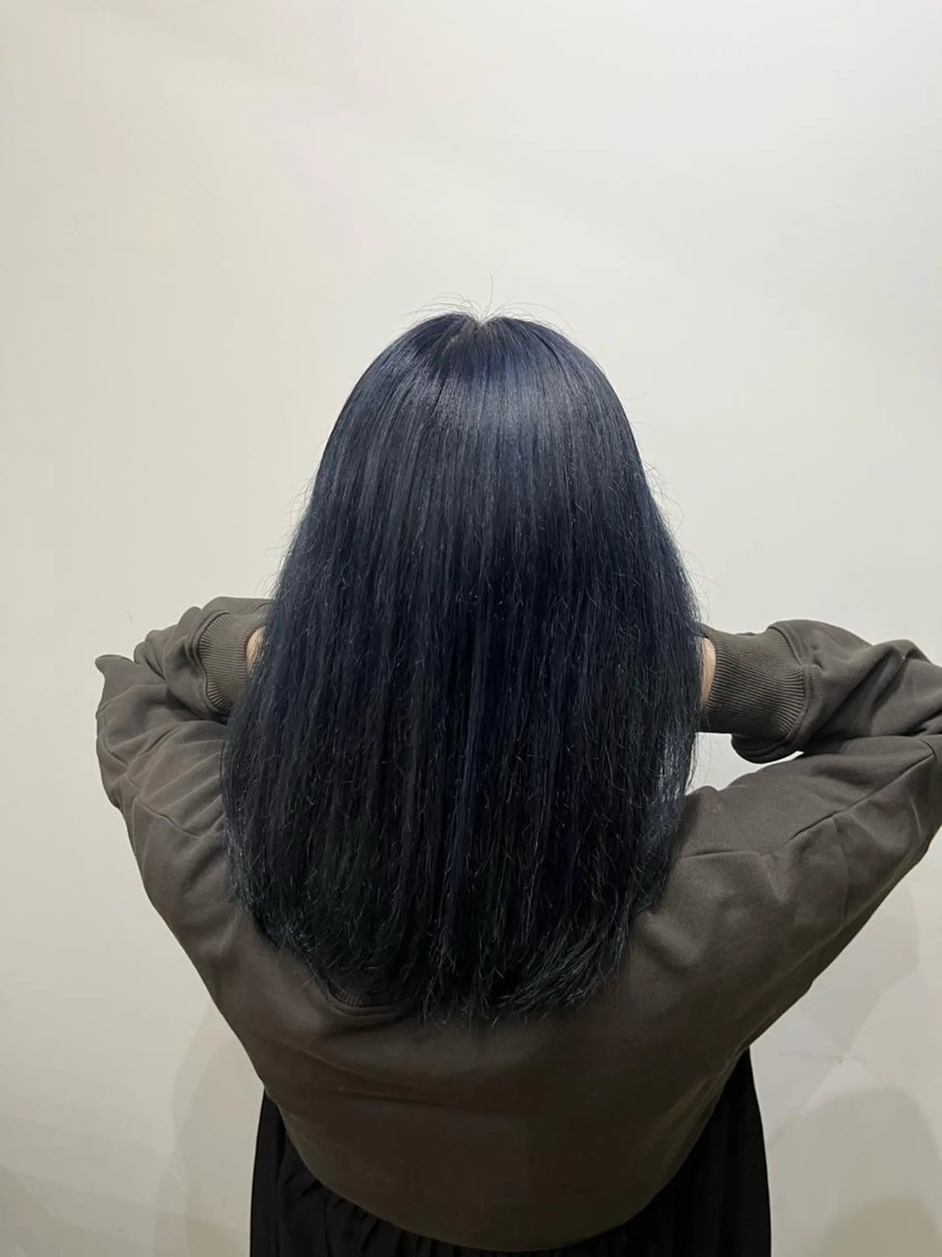 ミディアム カラー ヘアアレンジ 黒髪 ブリーチ ブルーカラー ブルーブラック 【艶カラー】石山拓人 /ブリーチのヘアスタイル
