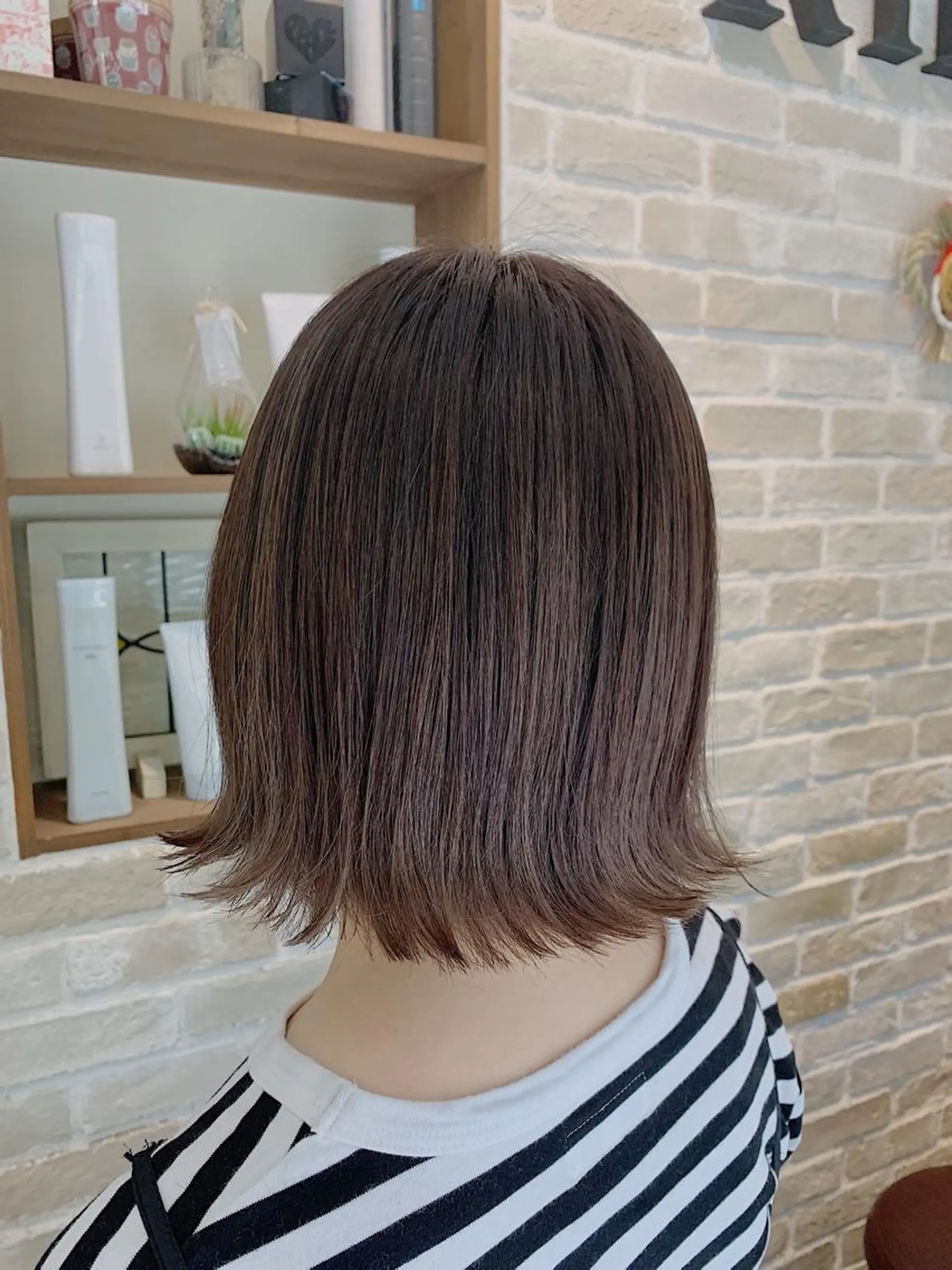 ミディアム 外ハネヘア カット ヘアカラー リンネ 甲東園のヘアスタイル