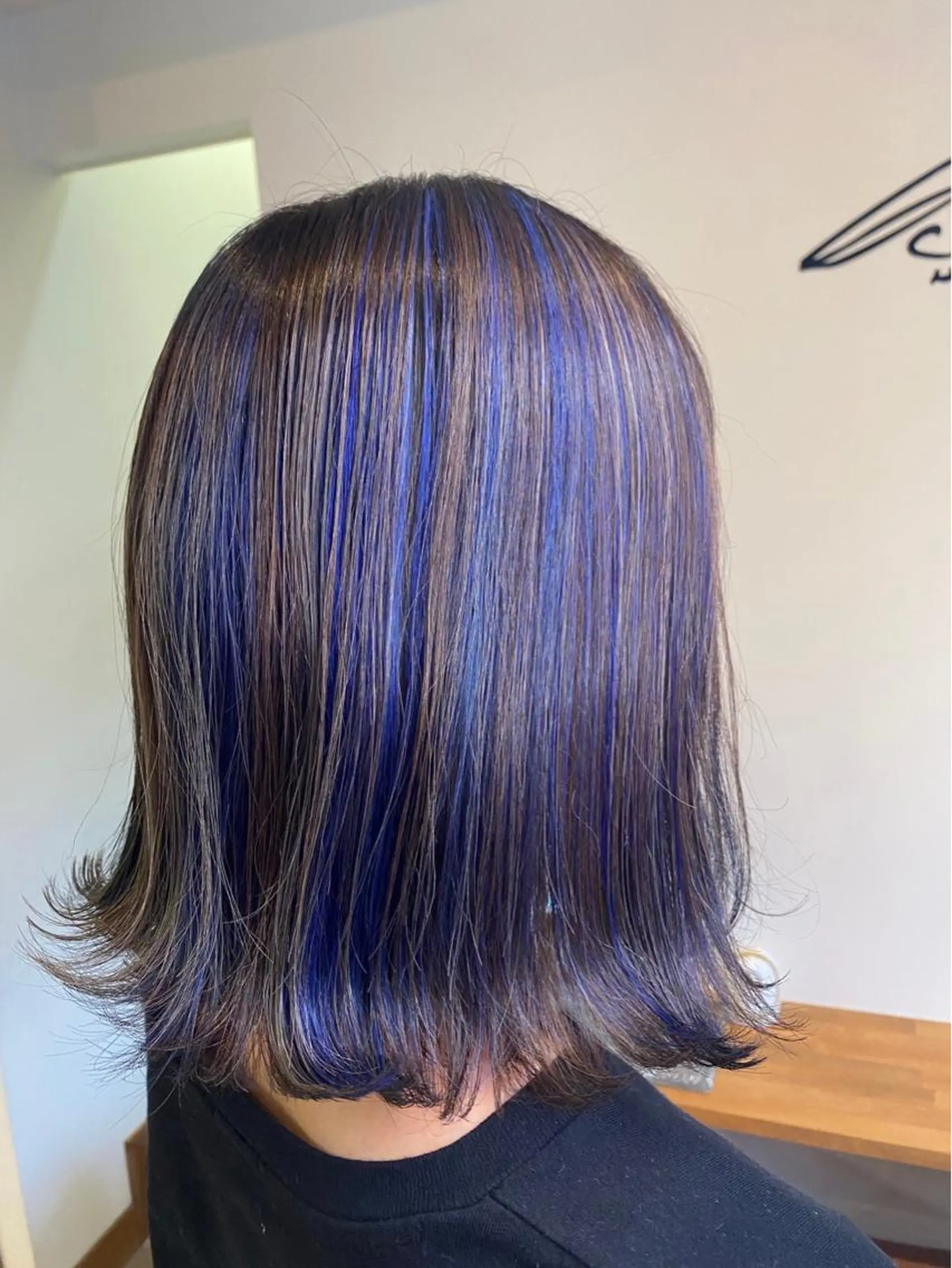 セミロング カラー ブリーチ ブルーカラー インナーカラー chill out 南塚口本店のヘアスタイル