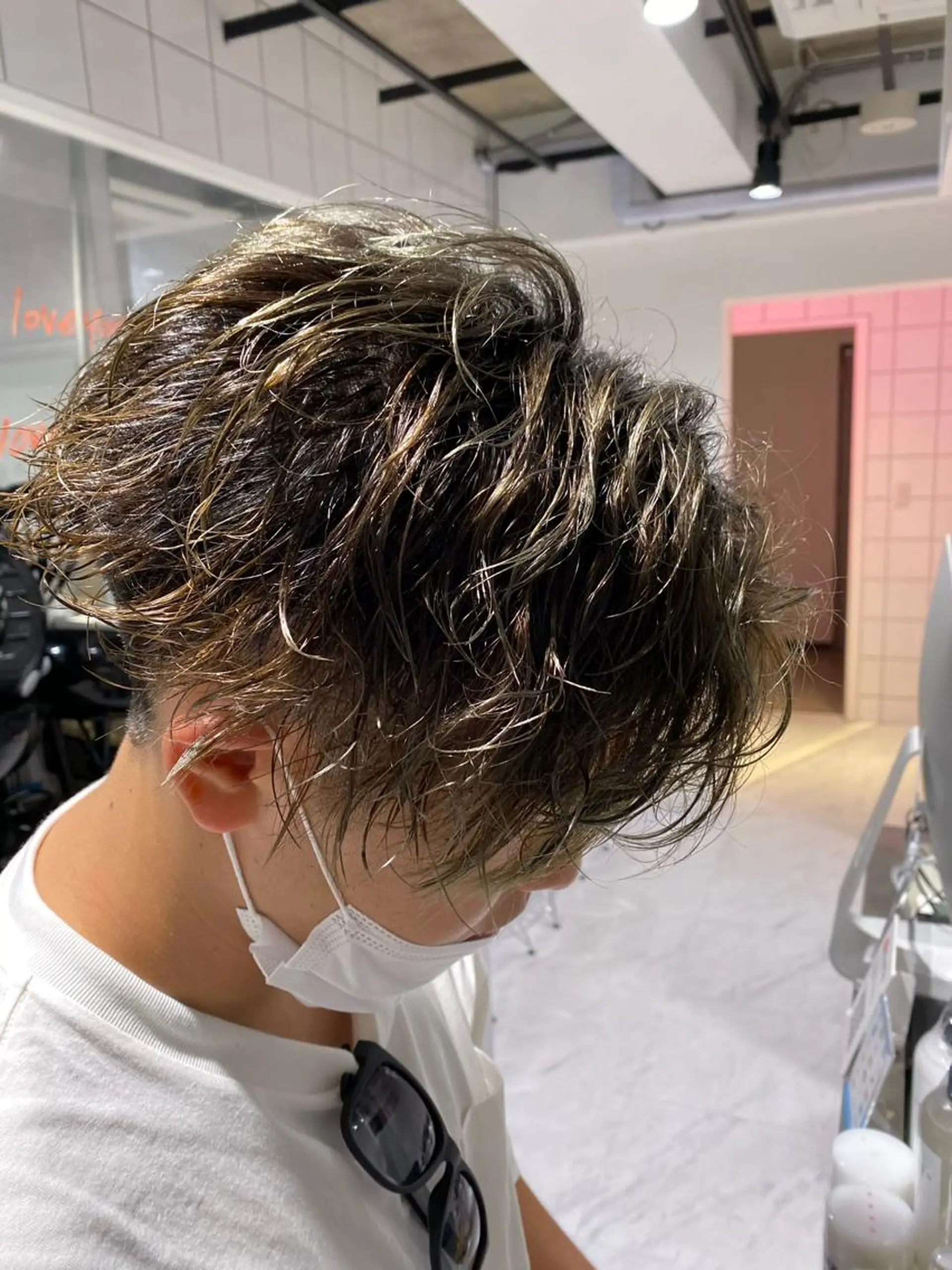 ショート パーマ メンズ アップバング メンズブリーチ ビジネス センターパート メンズハイトーン 赤み消し🌿 透明感カラー🫧のヘアスタイル