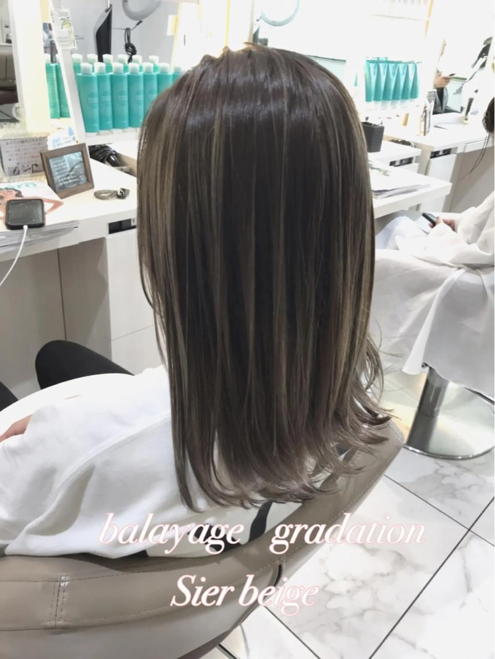 ミディアム カラー バレイヤージュ ベージュカラー グラデーションカラー レイヤーカット カット ヘアカラー 山崎俊輔/髪質改善 /バレイヤージュのヘアスタイル