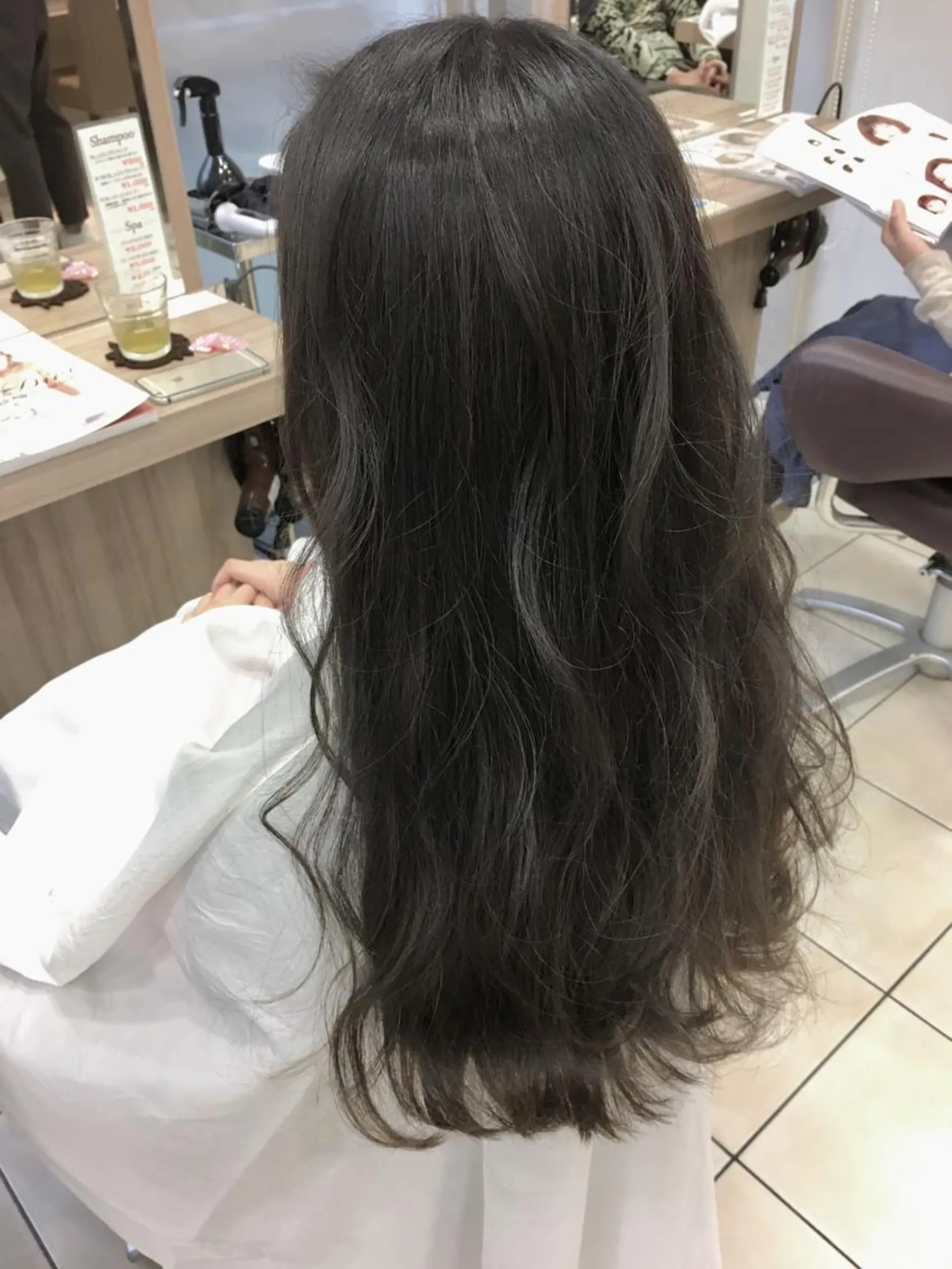ロング カラー 透明感カラー ダークグレー カット ヘアカラー 小島 仁美のヘアスタイル