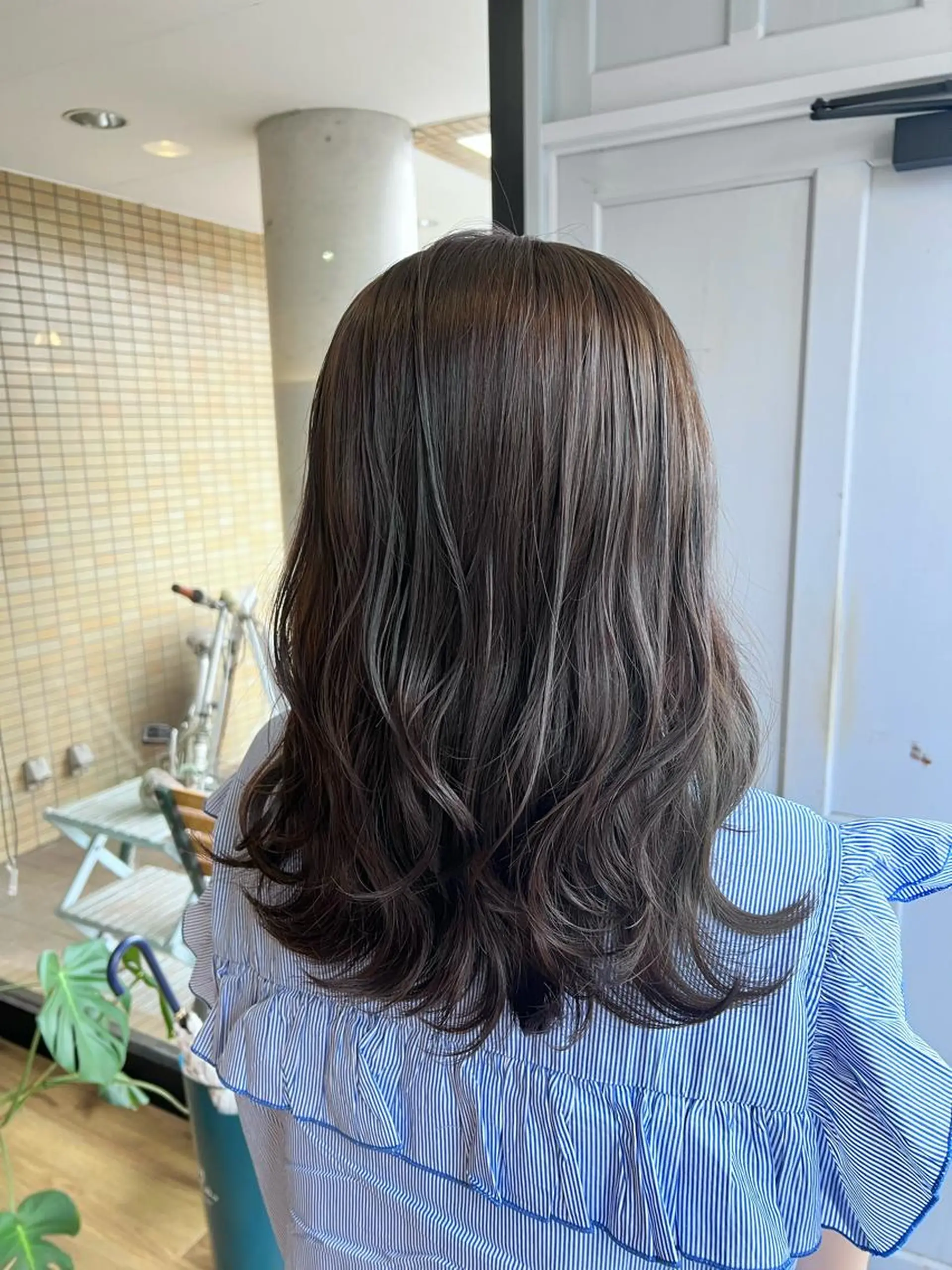 ロング カラー グレージュ オリーブグレージュ オリーブグレー ヘアカラー トリートメント ツキダテ ユイのヘアスタイル