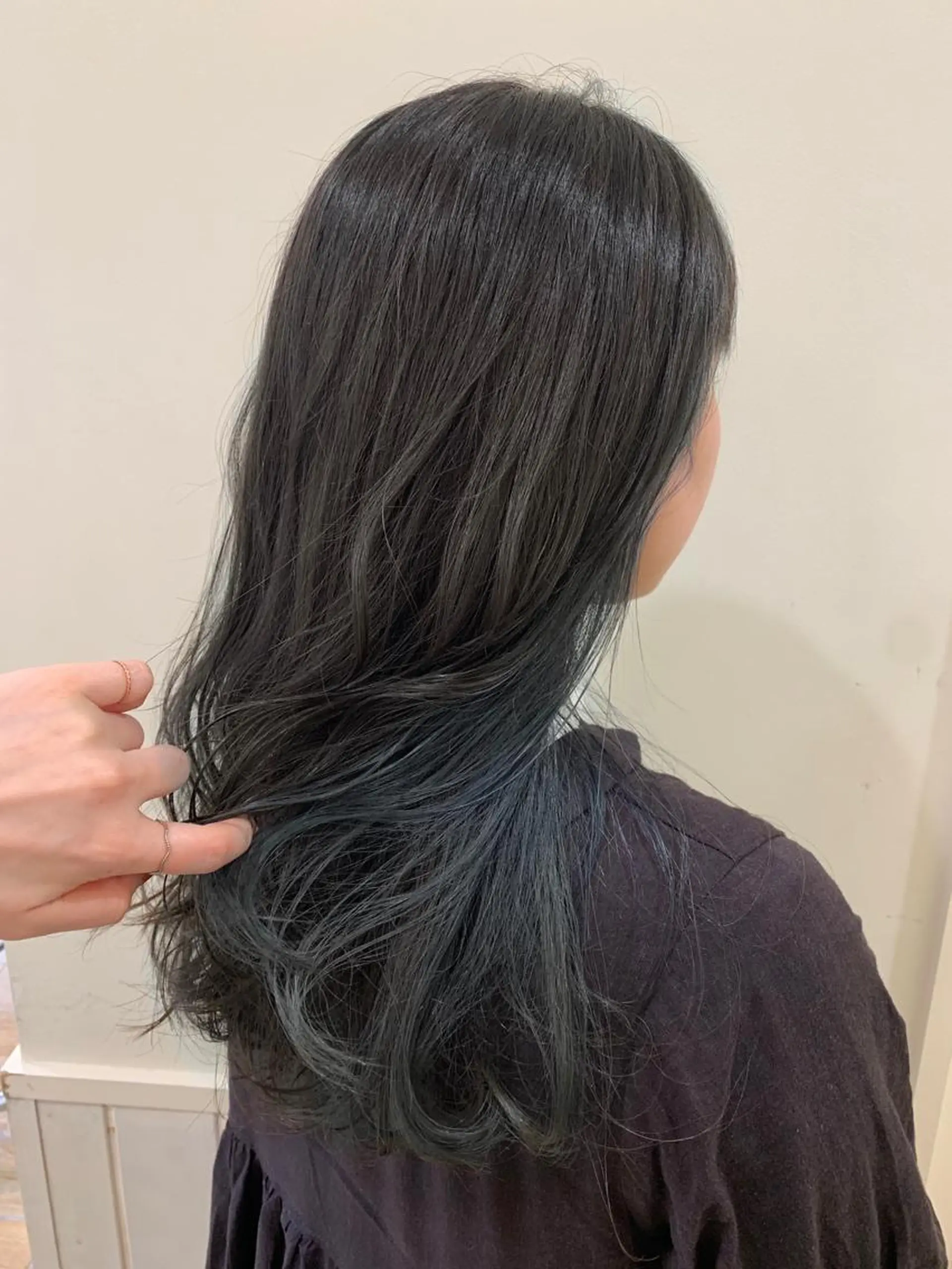 セミロング カラー ブリーチ ダークグレー ネイビーカラー カット ヘアカラー トリートメント ぱつっとボブ/ 小野あかねのヘアスタイル