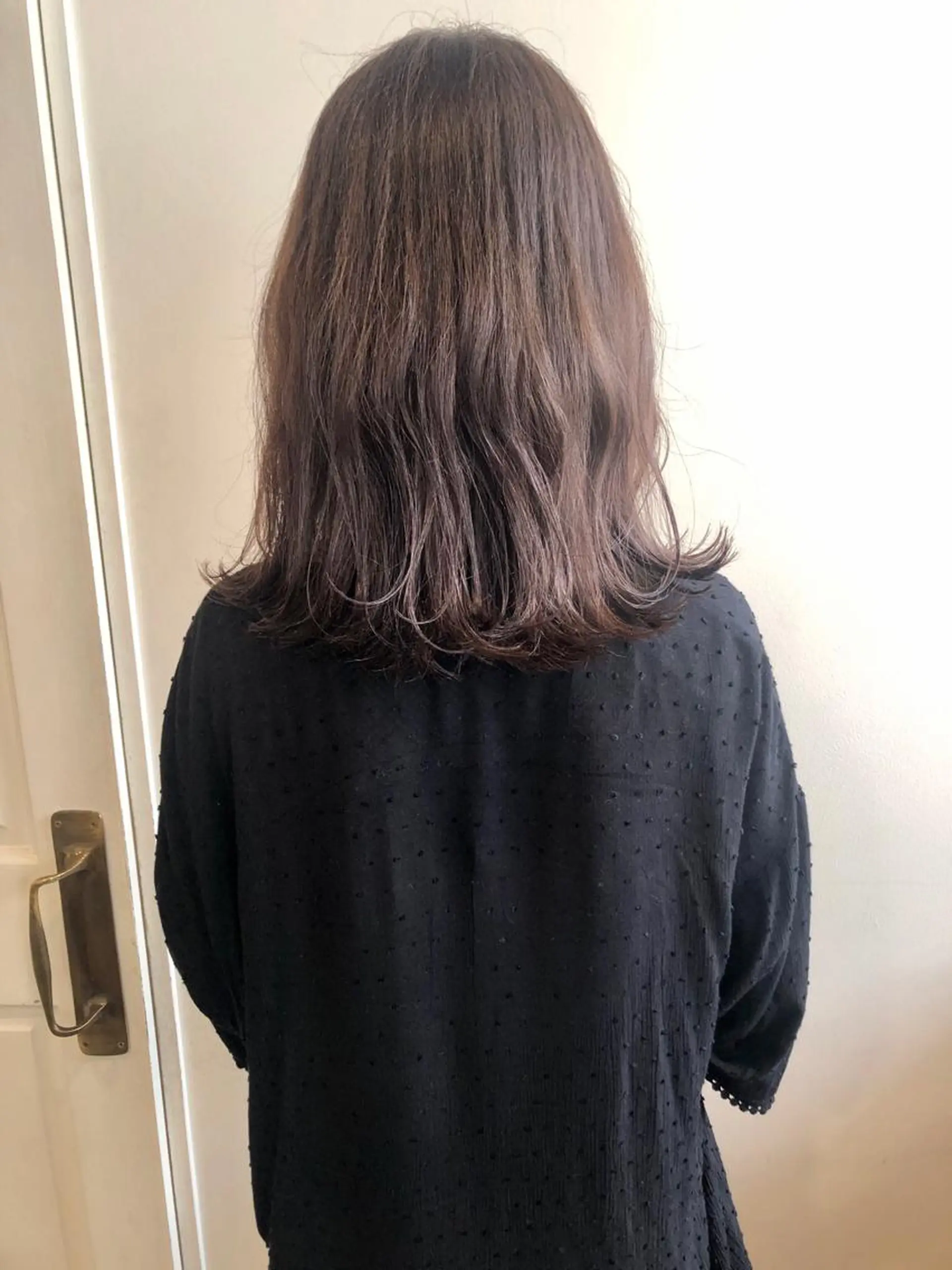 ミディアム カラー MIOベージュカラー 柔らかいカラーのヘアスタイル