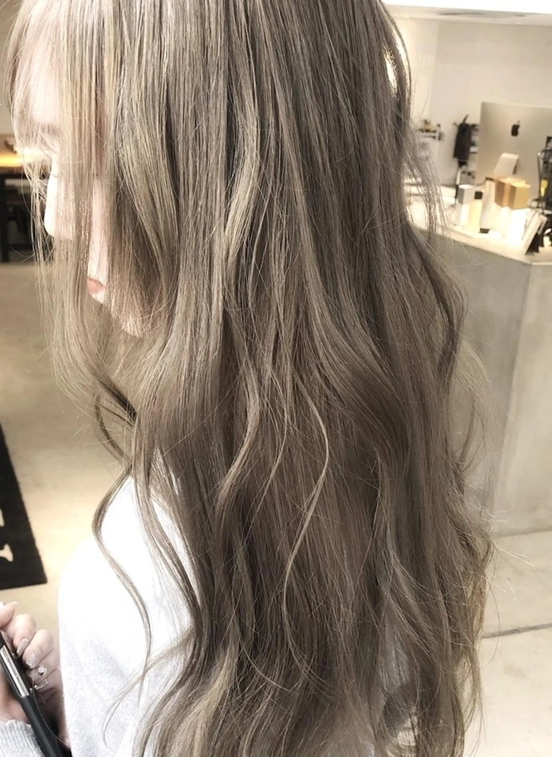 ロング カラー ベージュカラー 黒髪 ブリーチ ブルーカラー ブルーブラック SOURCE茨木/ ヘアケア/艶カラー✨のヘアスタイル