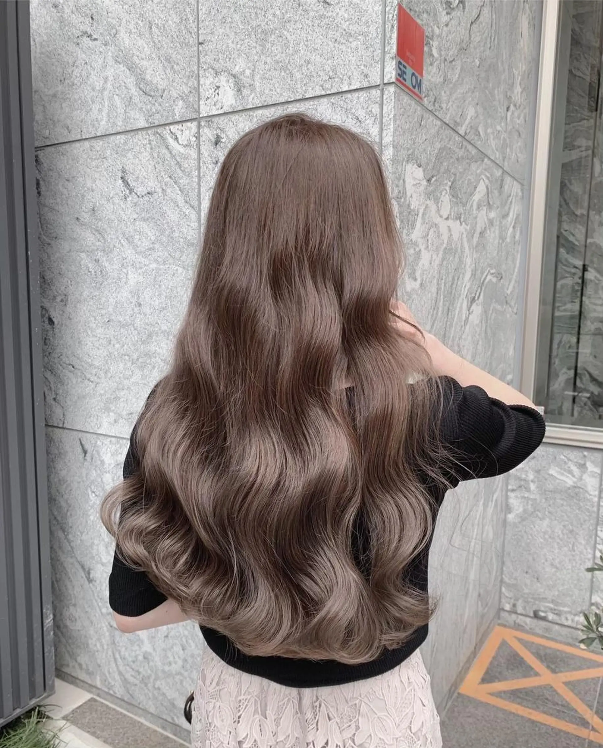 ロング ボブ 斜めバング 外国人風カラー 伸ばしかけ ハイライト カット ヘアカラー トリートメント ＿WHITE鳳店 アンダーバーホワイトのヘアスタイル