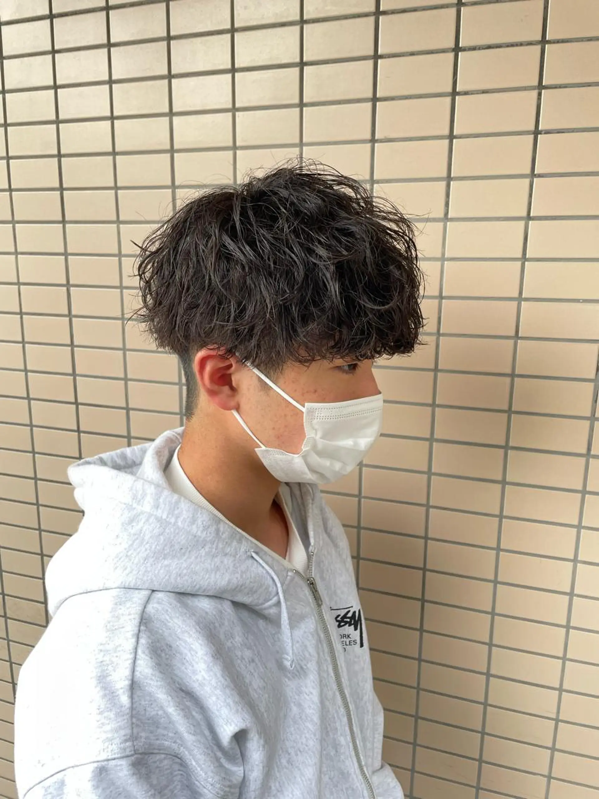 ショート カラー パーマ ヘアアレンジ メンズ アイブロウ メンズブリーチ センターパート メンズハイライト メンズハイトーン マッシュウルフ スパイキー/フェザー /波巻き/かいとのヘアスタイル