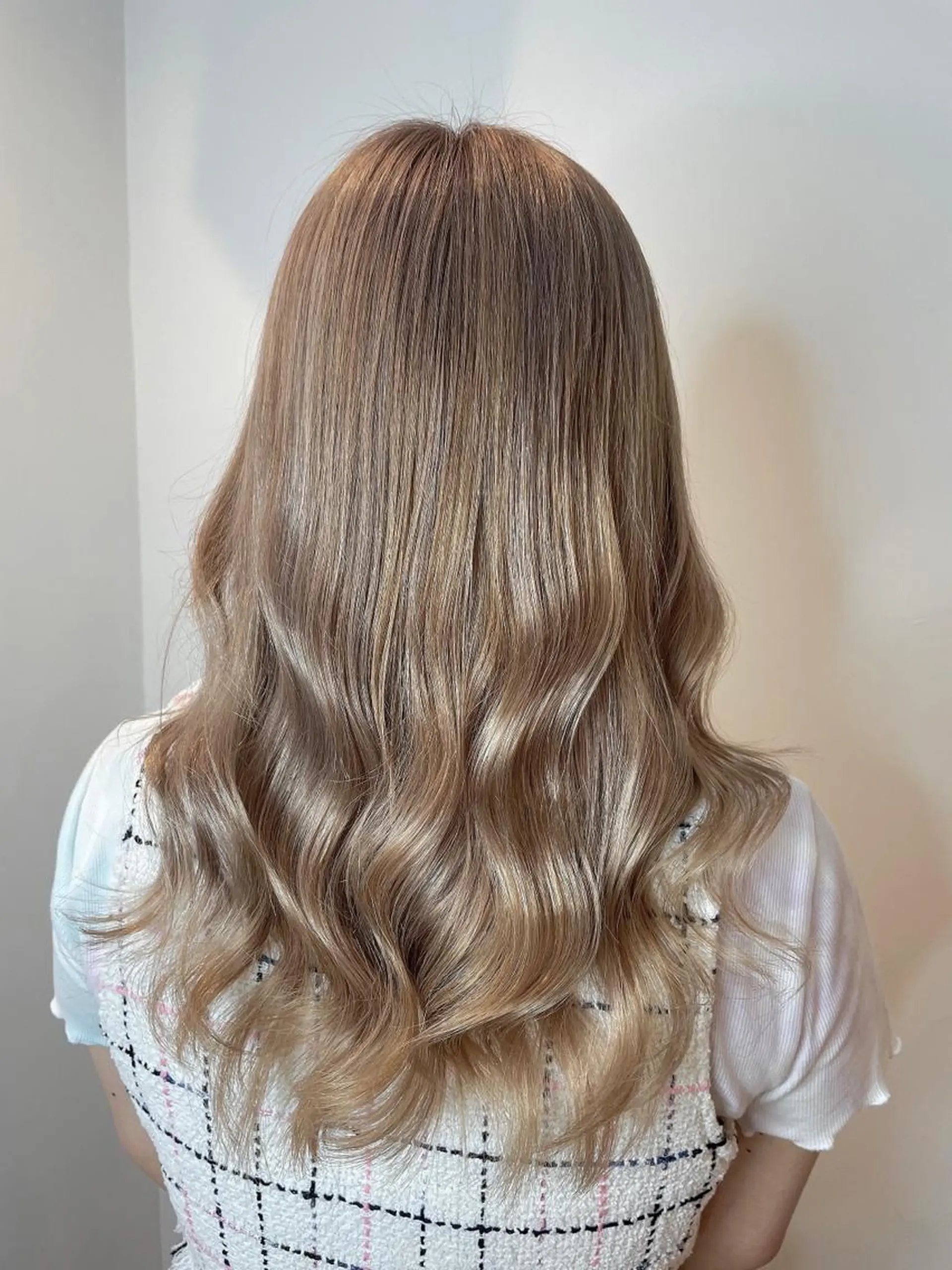 セミロング カラー ベージュカラー ブリーチ ホワイトベージュ ヘアアレンジ にいた　かづしげのヘアスタイル