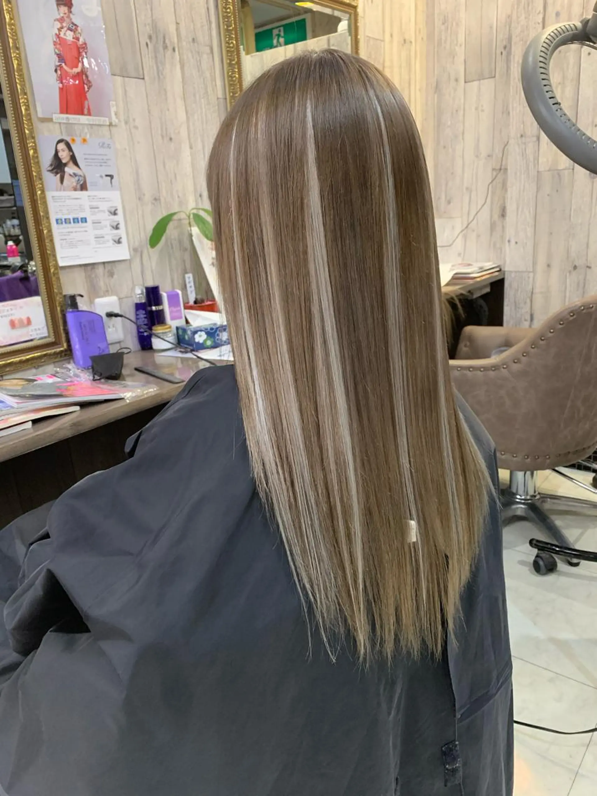 カラー ハイトーン Arphyのヘアスタイル