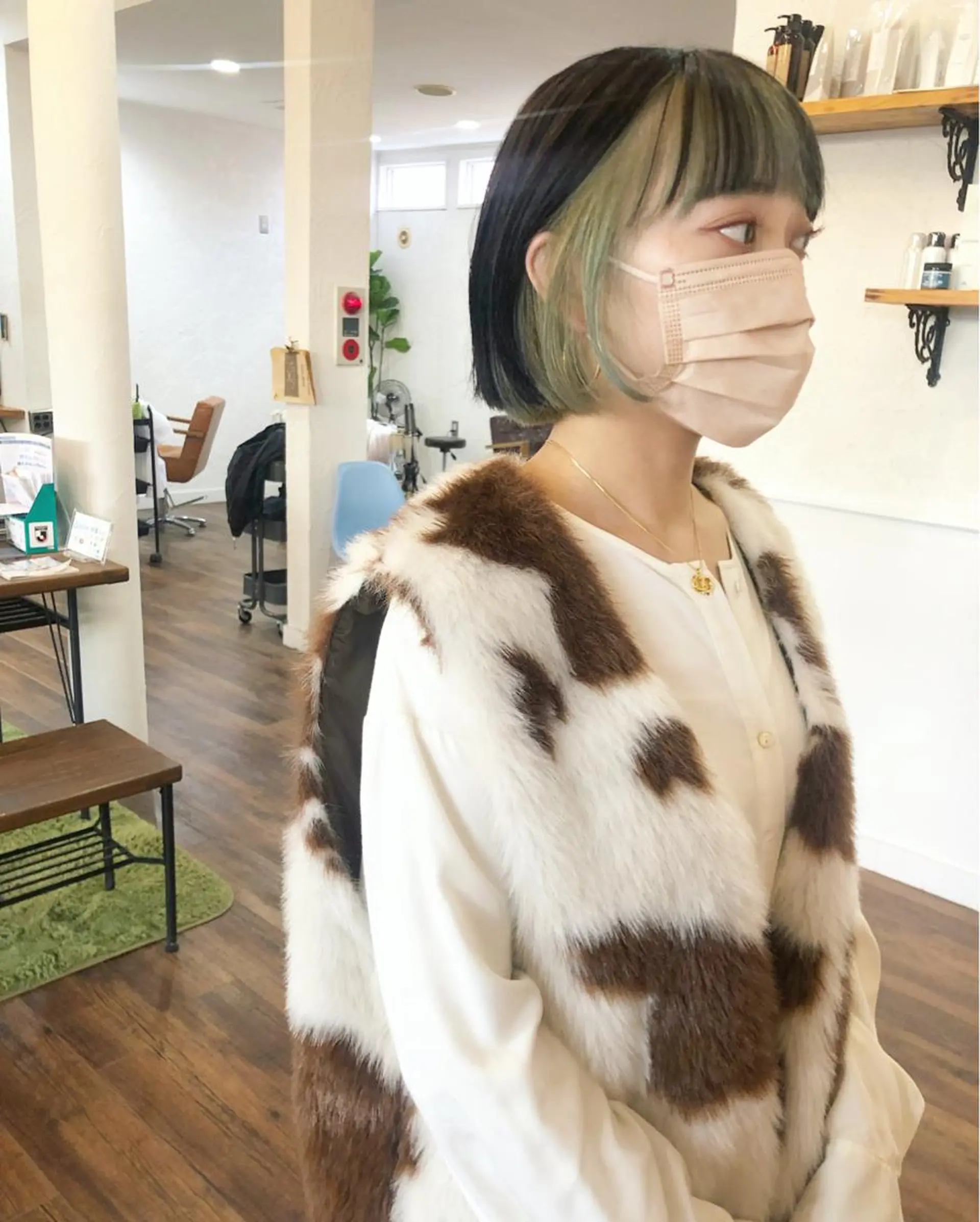 ショート カラー ベージュカラー 黒髪 インナーカラー オリーブベージュ カット ヘアカラー トリートメント 江原 彩華のヘアスタイル