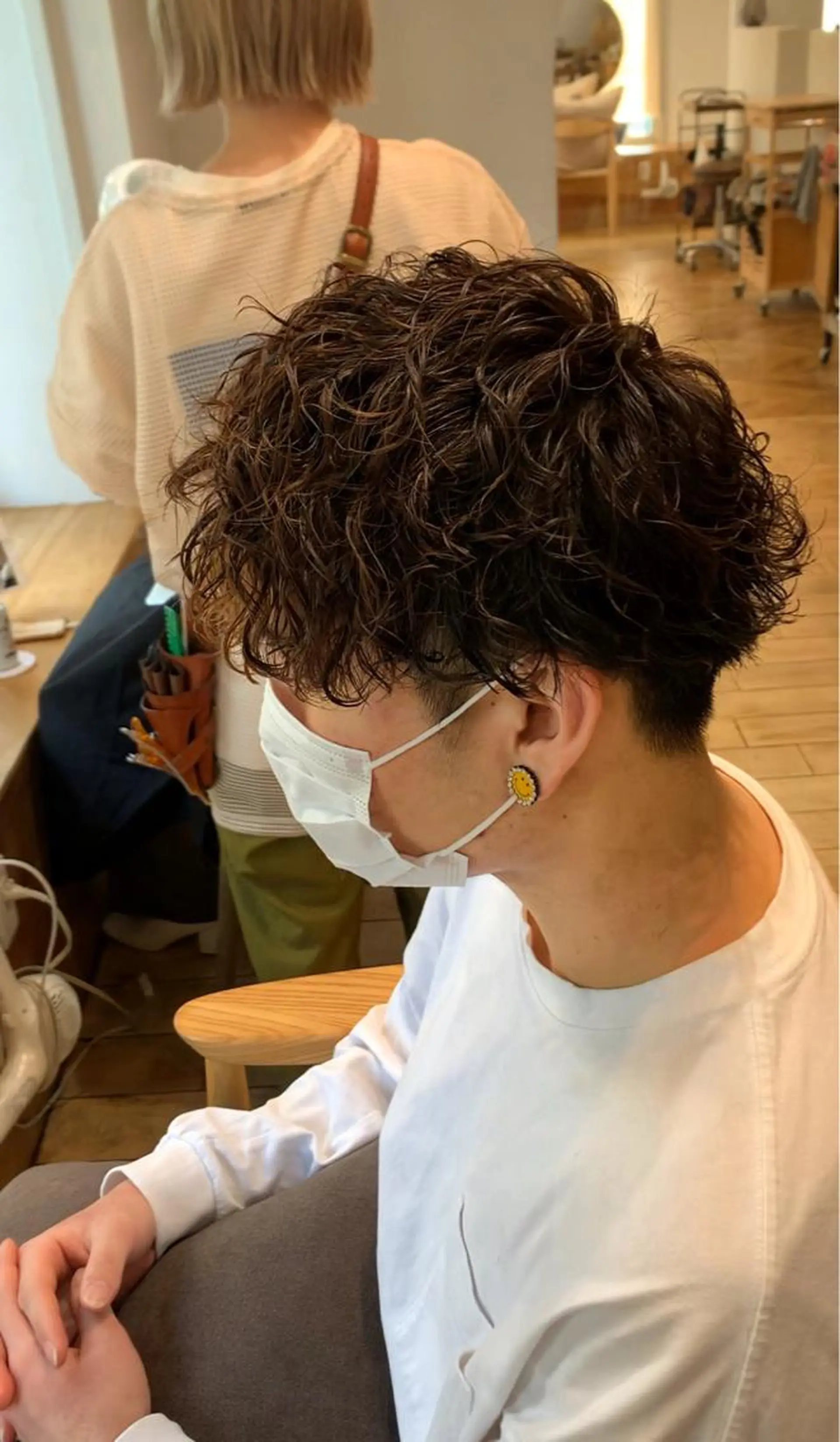 ショート カラー パーマ メンズ メンズブリーチ センターパート フェードカット メンズハイライト メンズハイトーン メンズStylist 山根慧のヘアスタイル