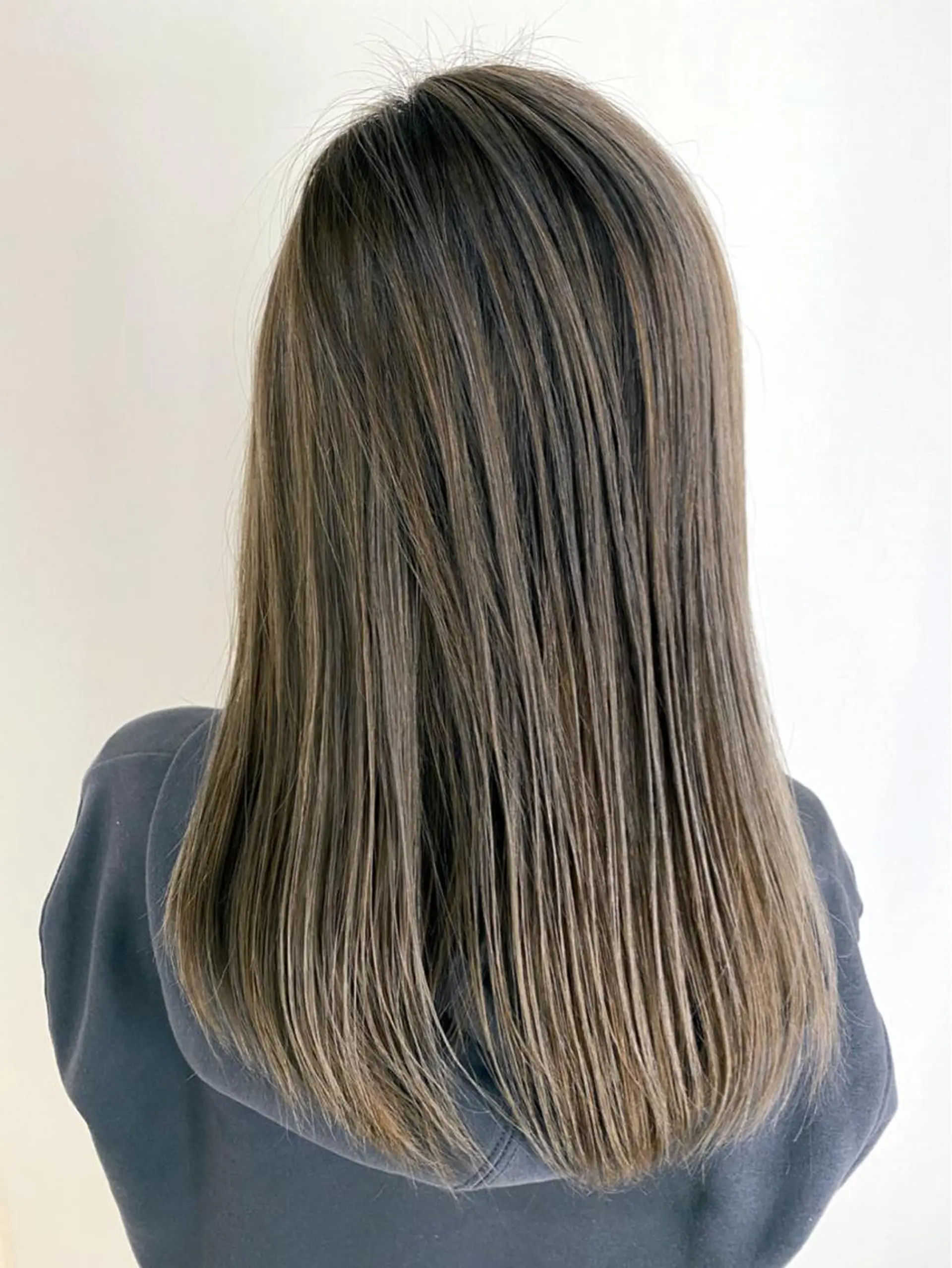 ミディアム レイヤーカット カット ヘアカラー 奥井 将希のヘアスタイル