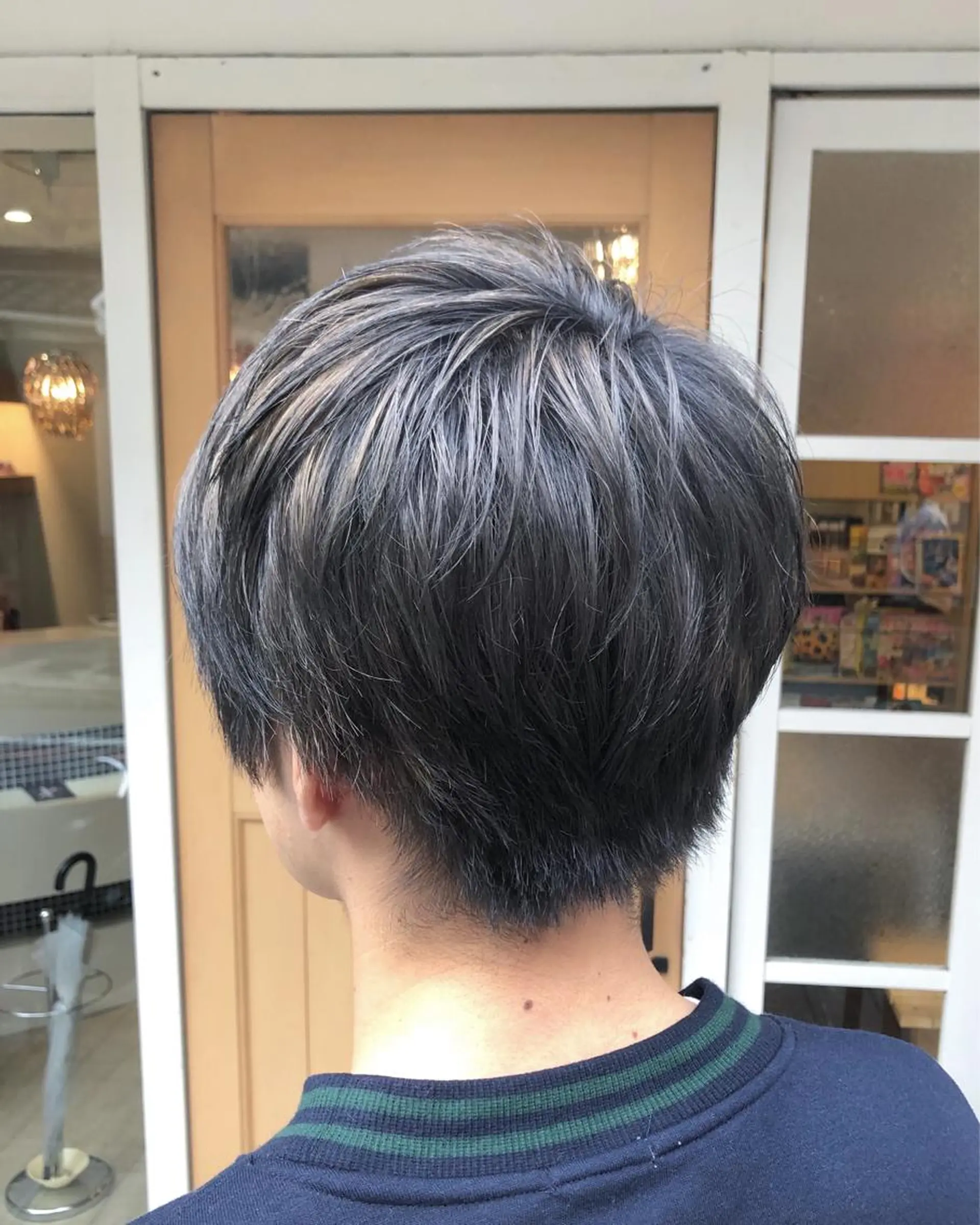 カラー メンズ メンズブリーチ アッシュ アッシュグレー ブリーチ 西村 有紗のヘアスタイル