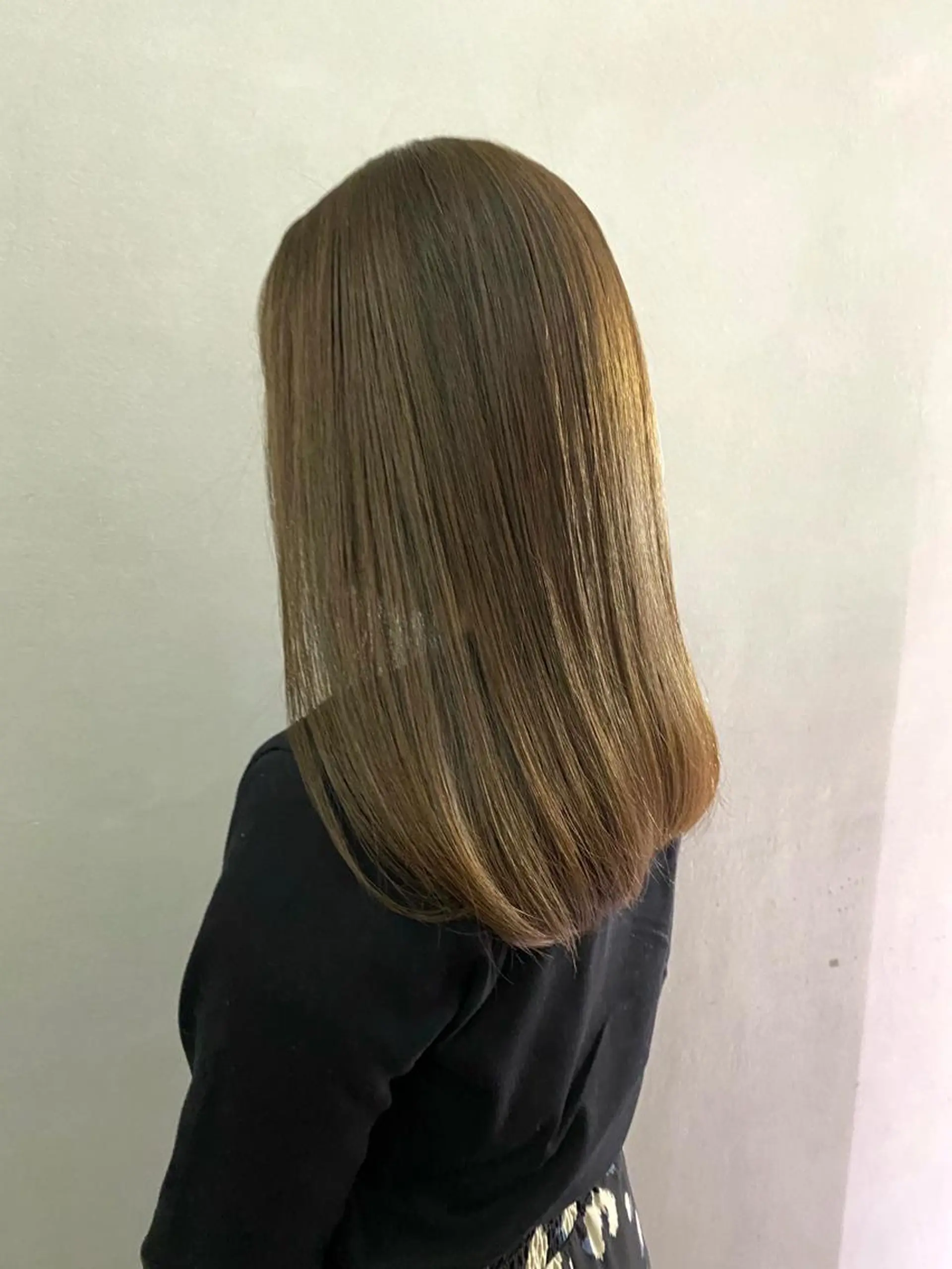 セミロング カラー ベージュカラー オリーブベージュ とびまつ /ショート/脱白髪染のヘアスタイル